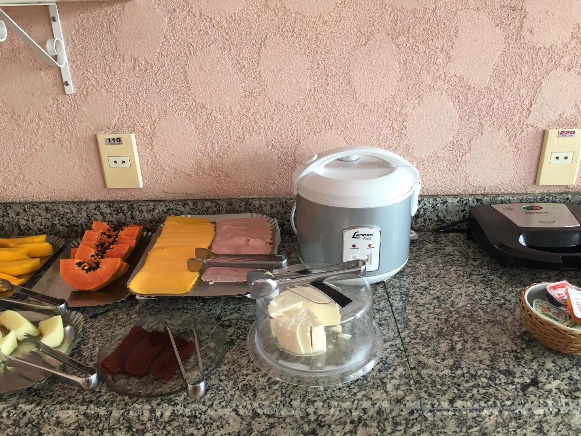 Buffet breakfast in Pousada Irmãos do Mar