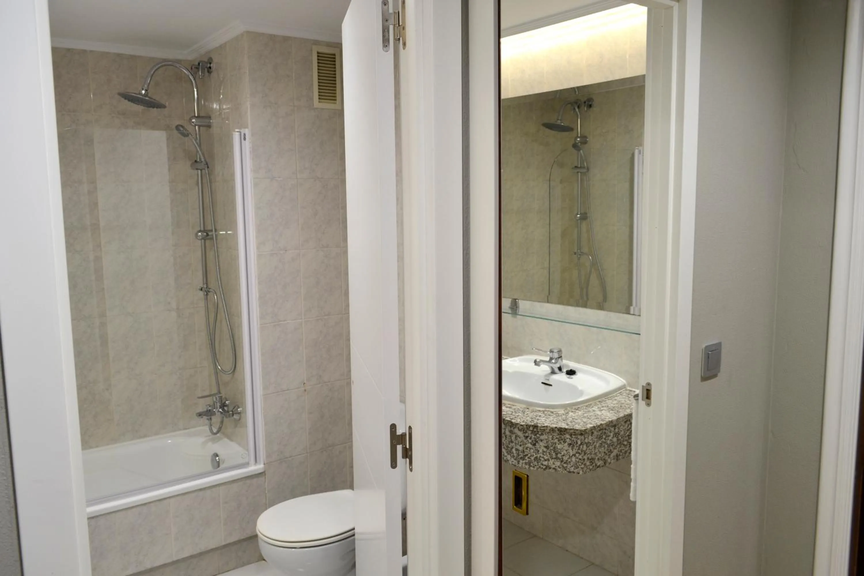 Bathroom in Hotel Alda Sada Marina