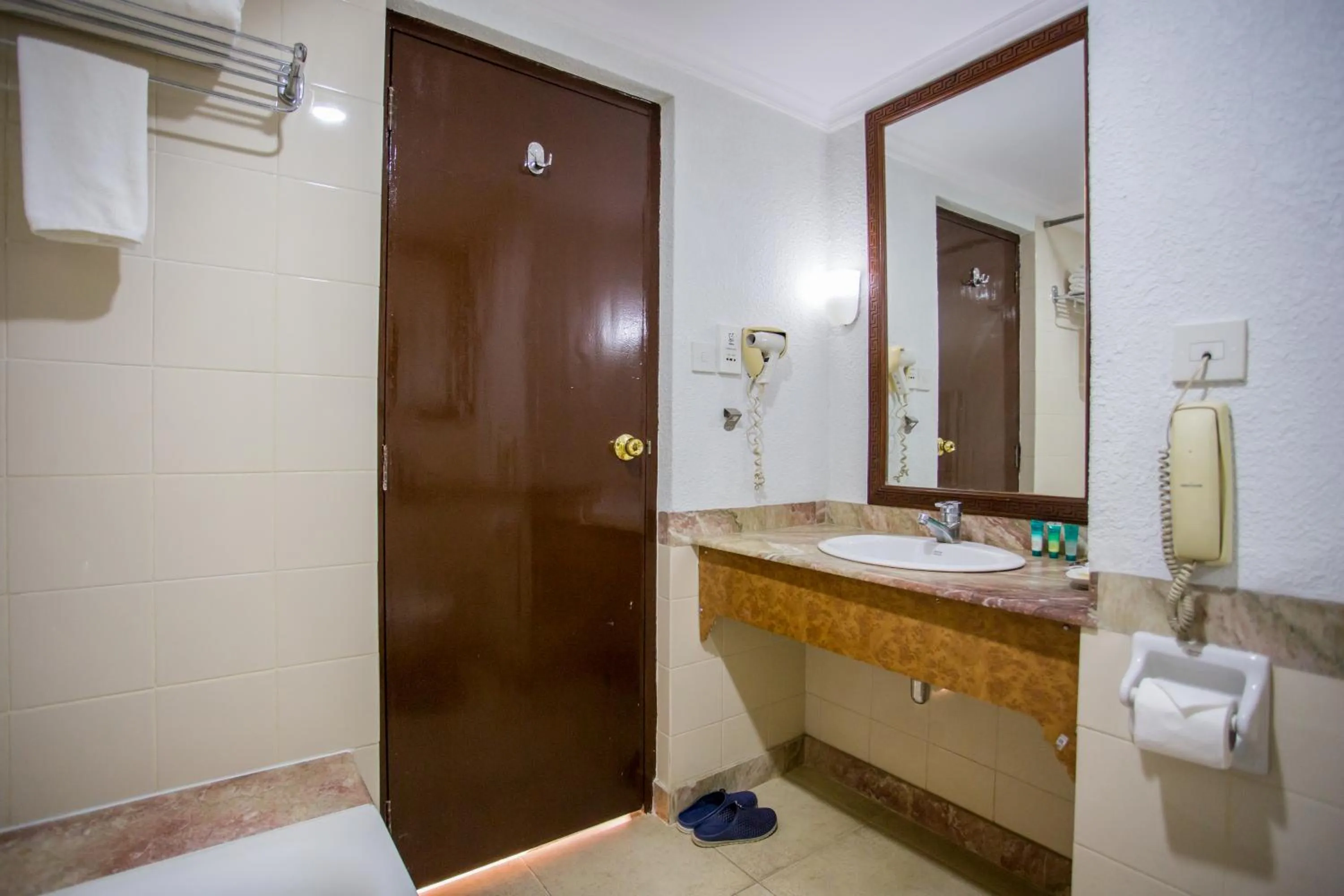 Shower in Hotel Le Himalaya