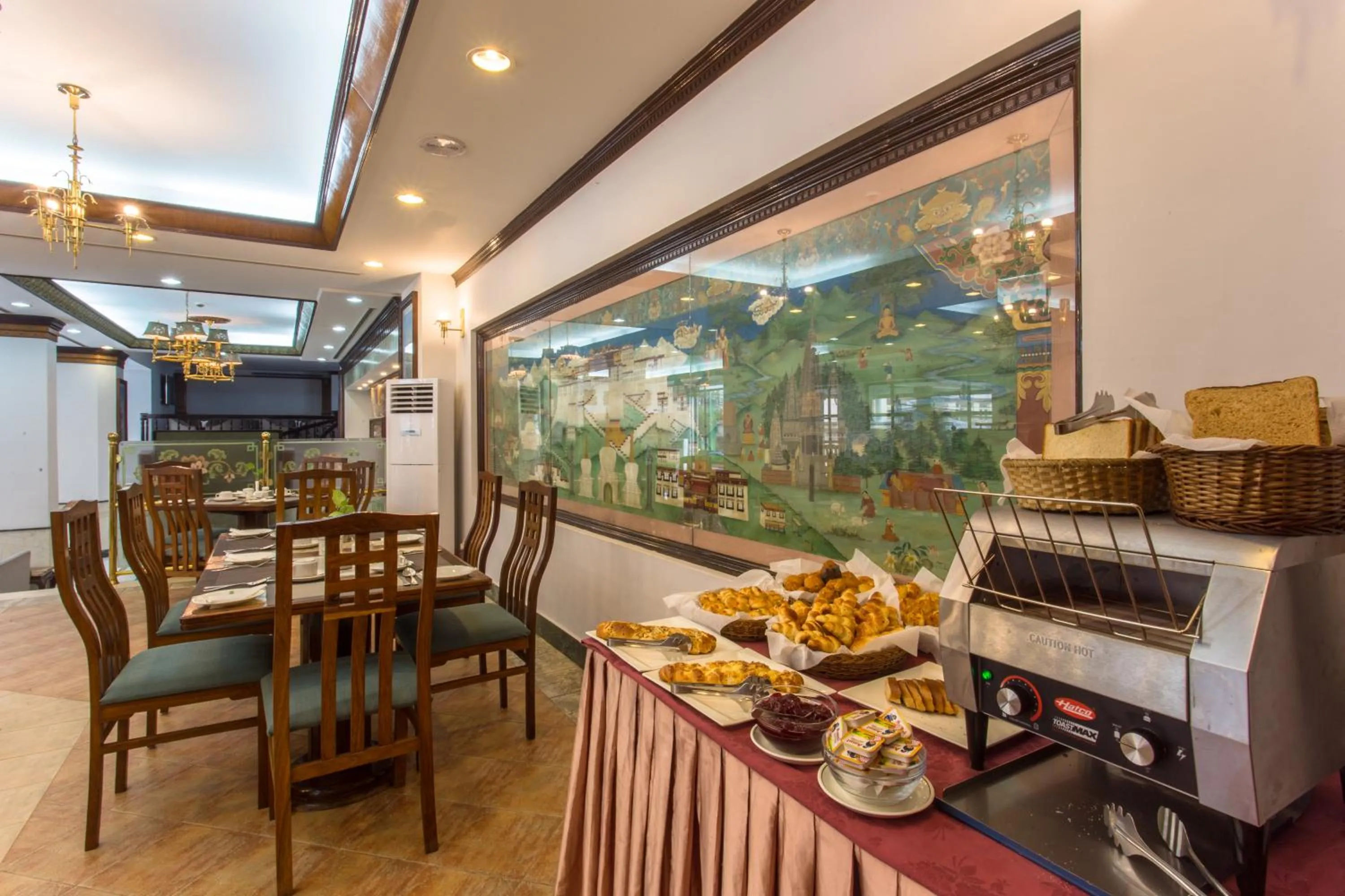 Restaurant/places to eat in Hotel Le Himalaya