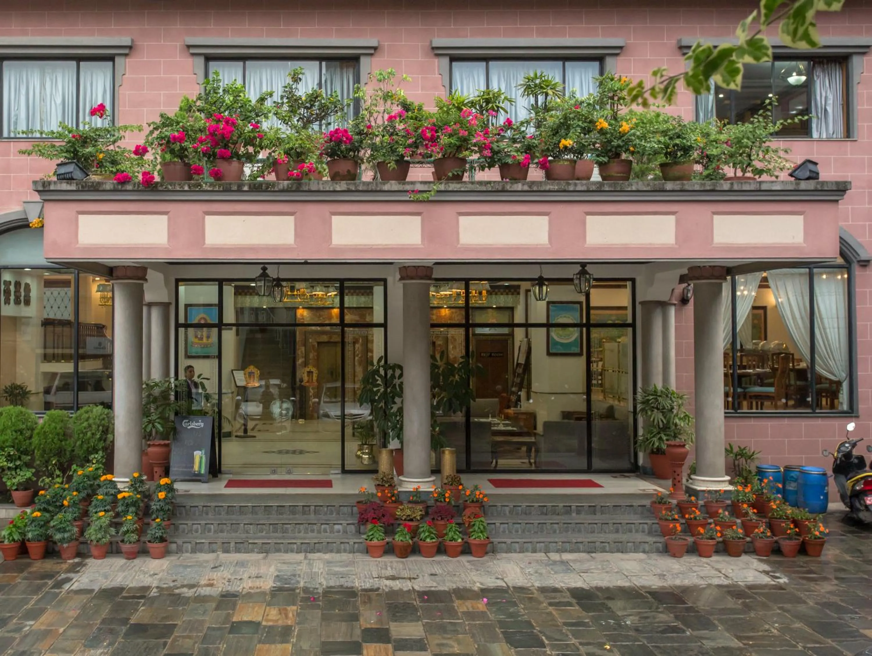 Facade/entrance in Hotel Le Himalaya