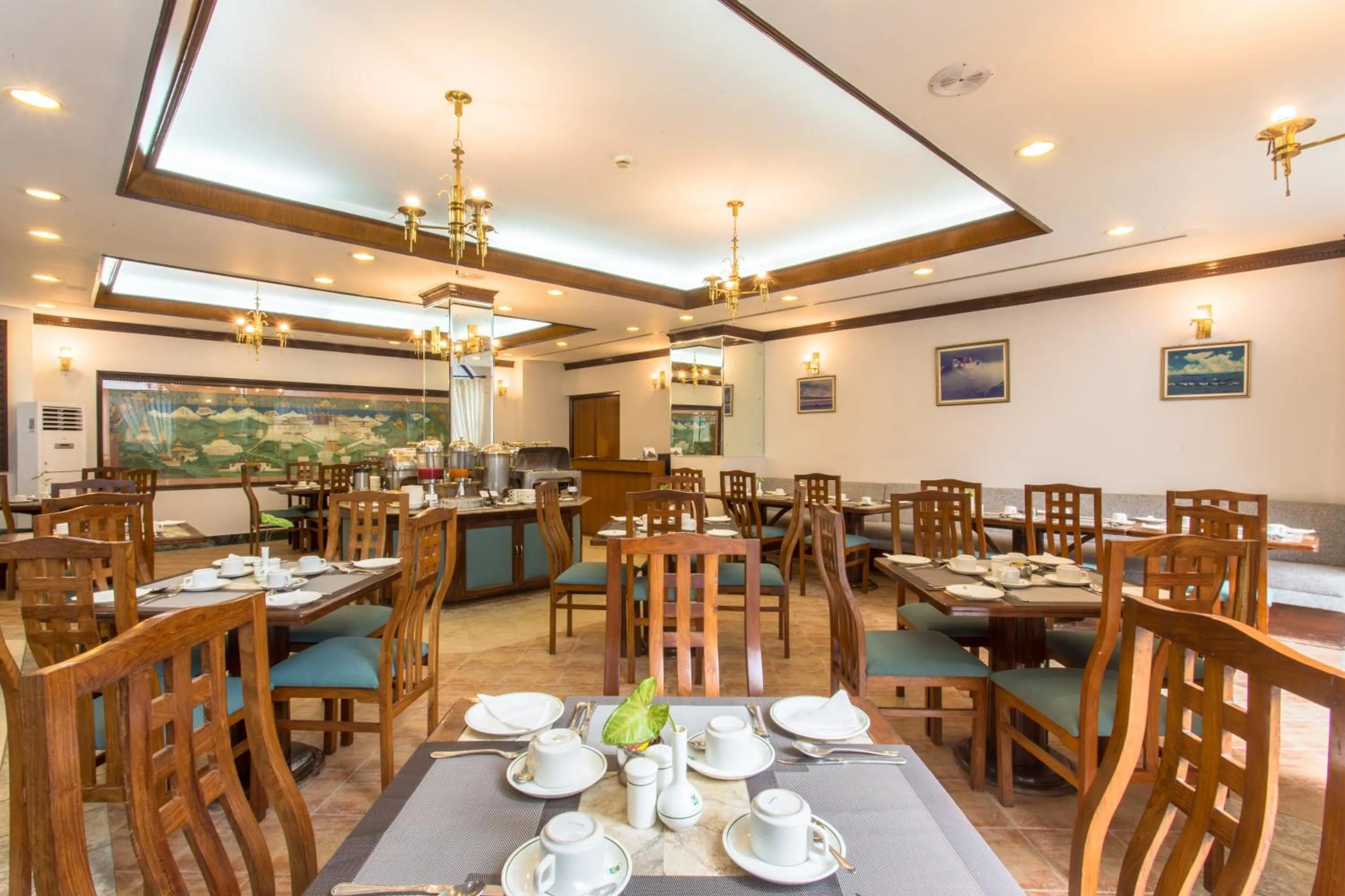 Restaurant/places to eat in Hotel Le Himalaya