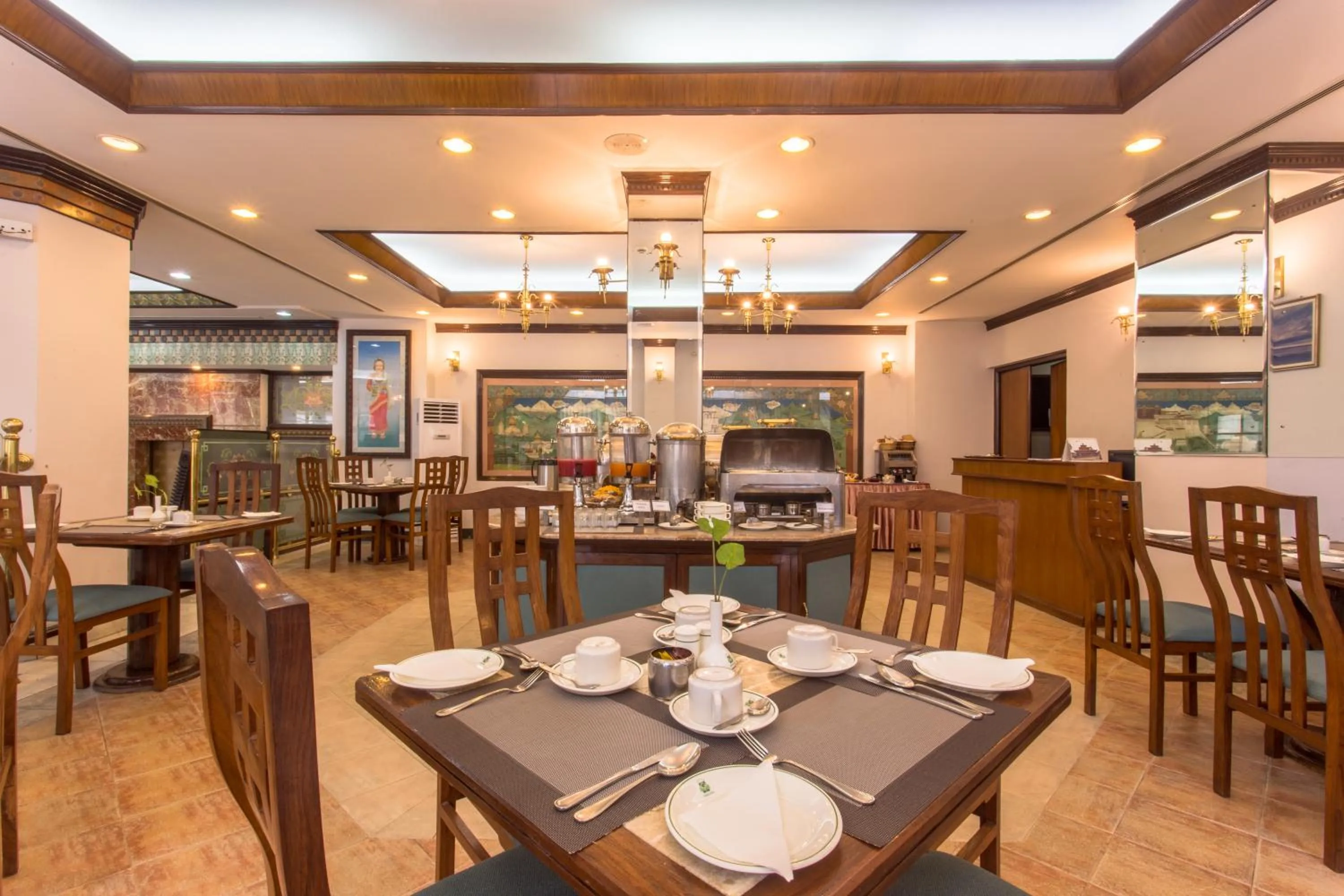 Restaurant/places to eat in Hotel Le Himalaya