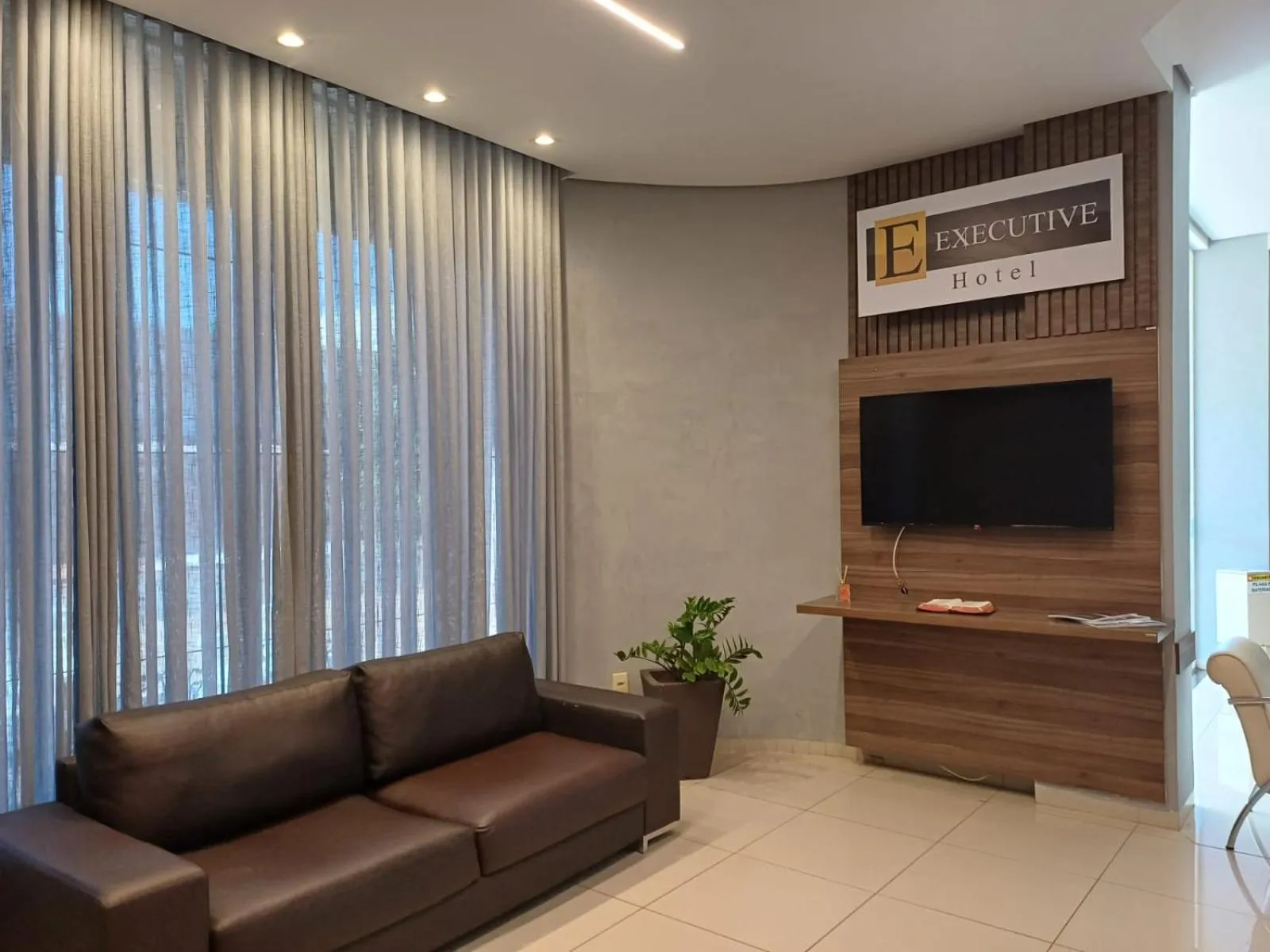 Communal lounge/ TV room in Executive Hotel MT