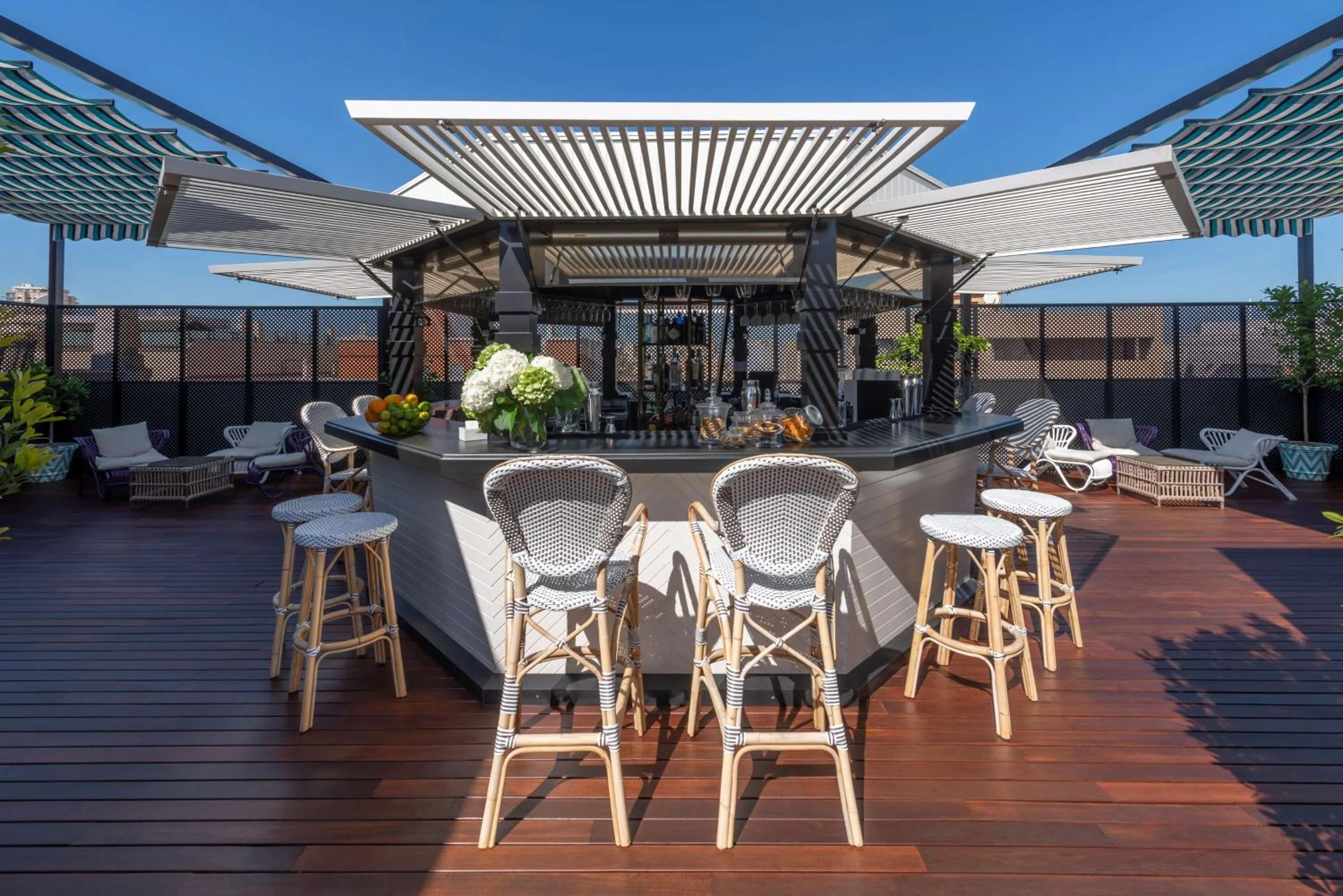 Lounge or bar in NH Collection Colón Valencia