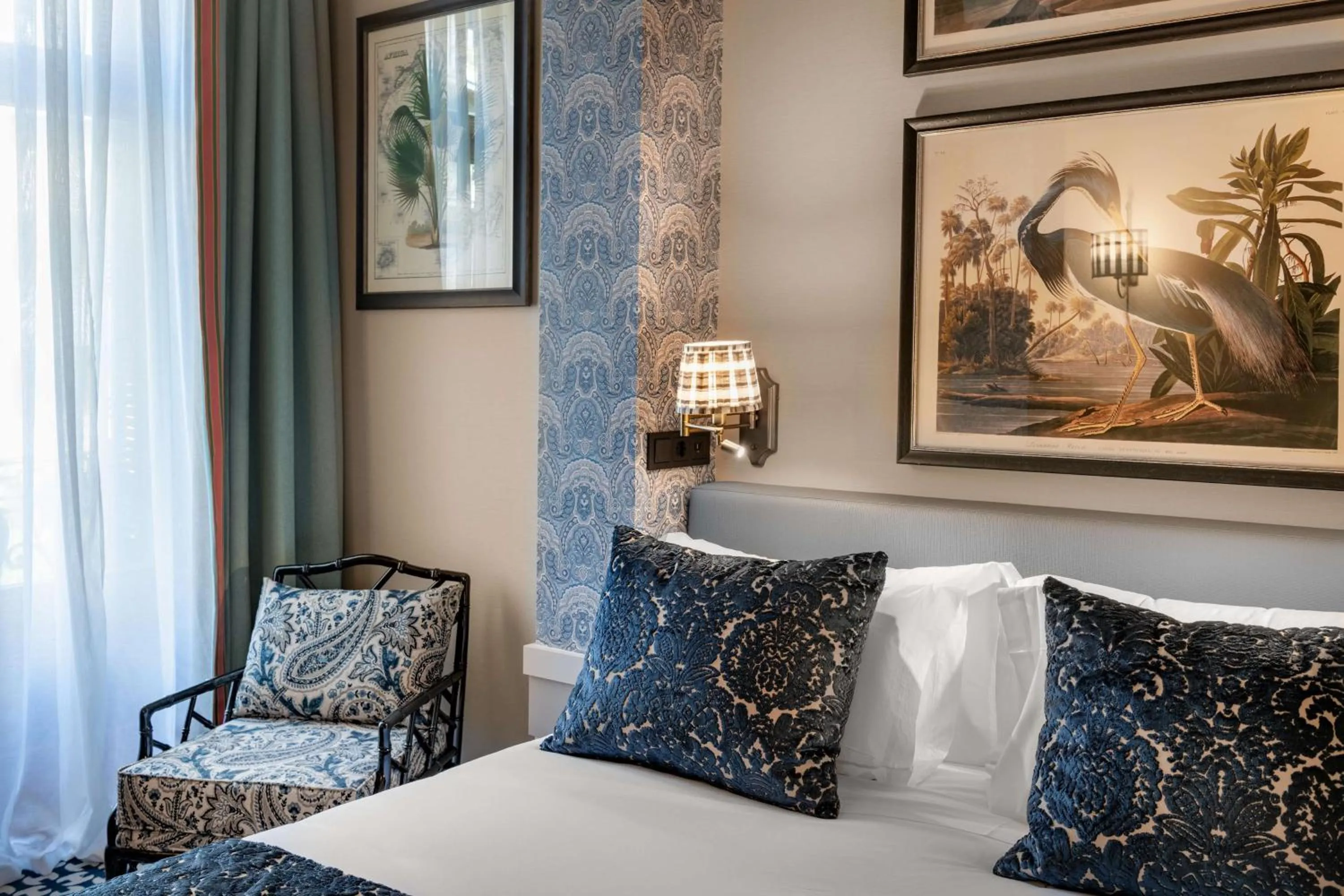 Photo of the whole room, Bed in NH Collection Colón Valencia