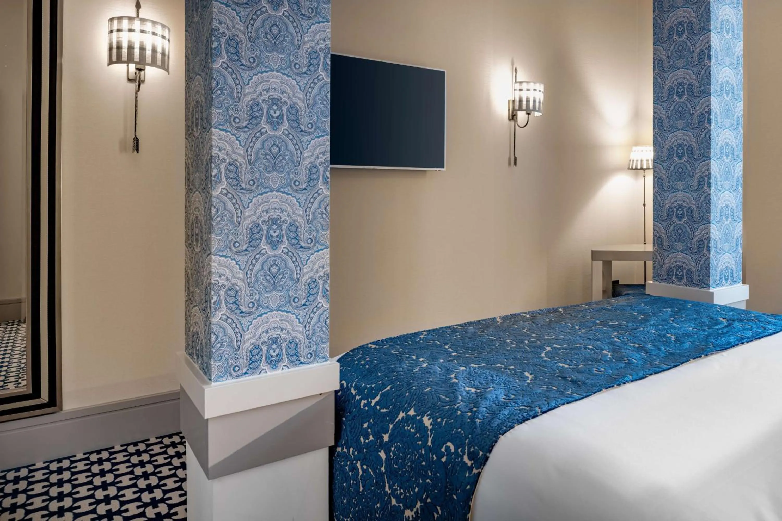 Photo of the whole room, Bed in NH Collection Colón Valencia