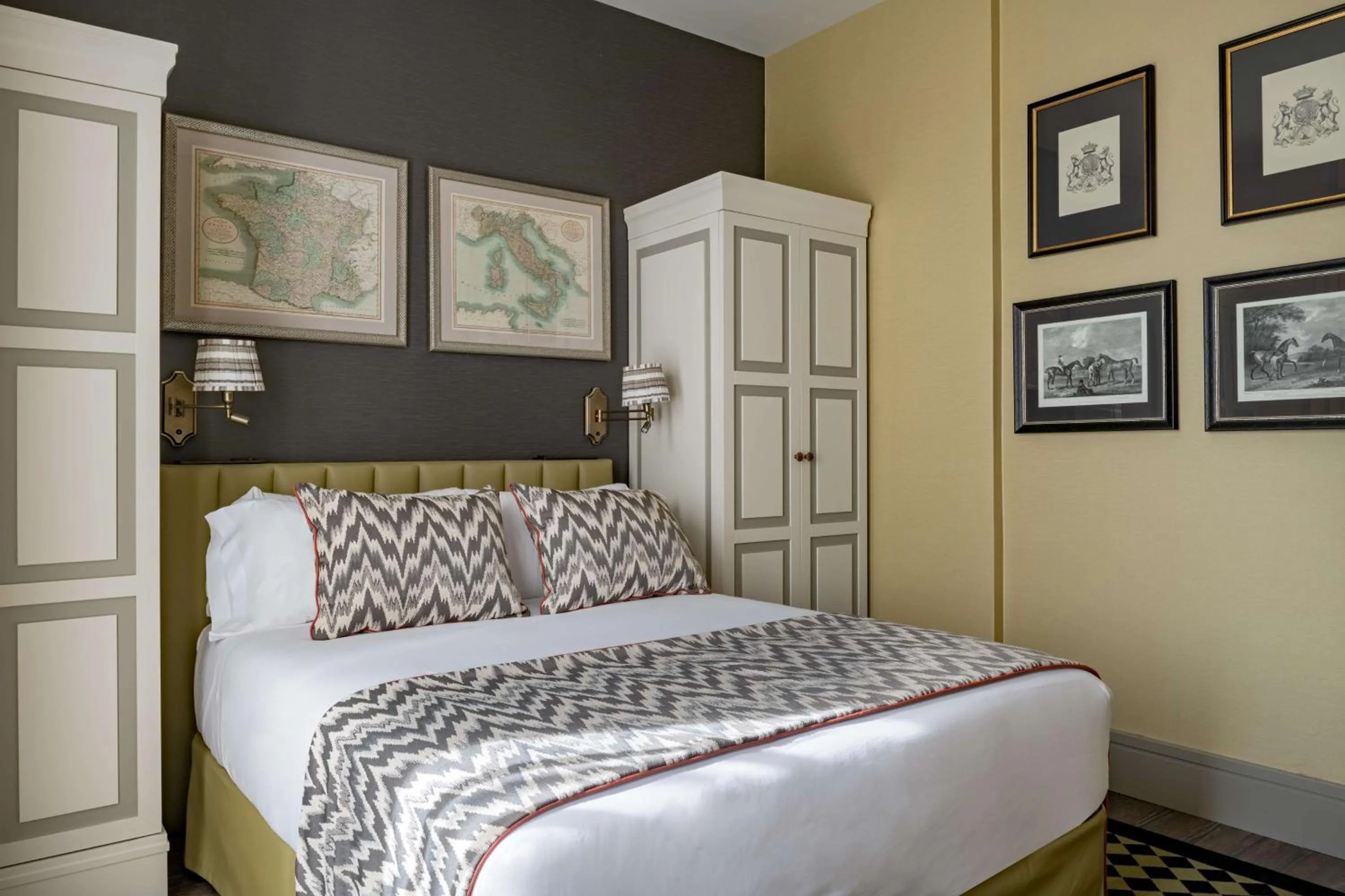 Photo of the whole room, Bed in NH Collection Colón Valencia