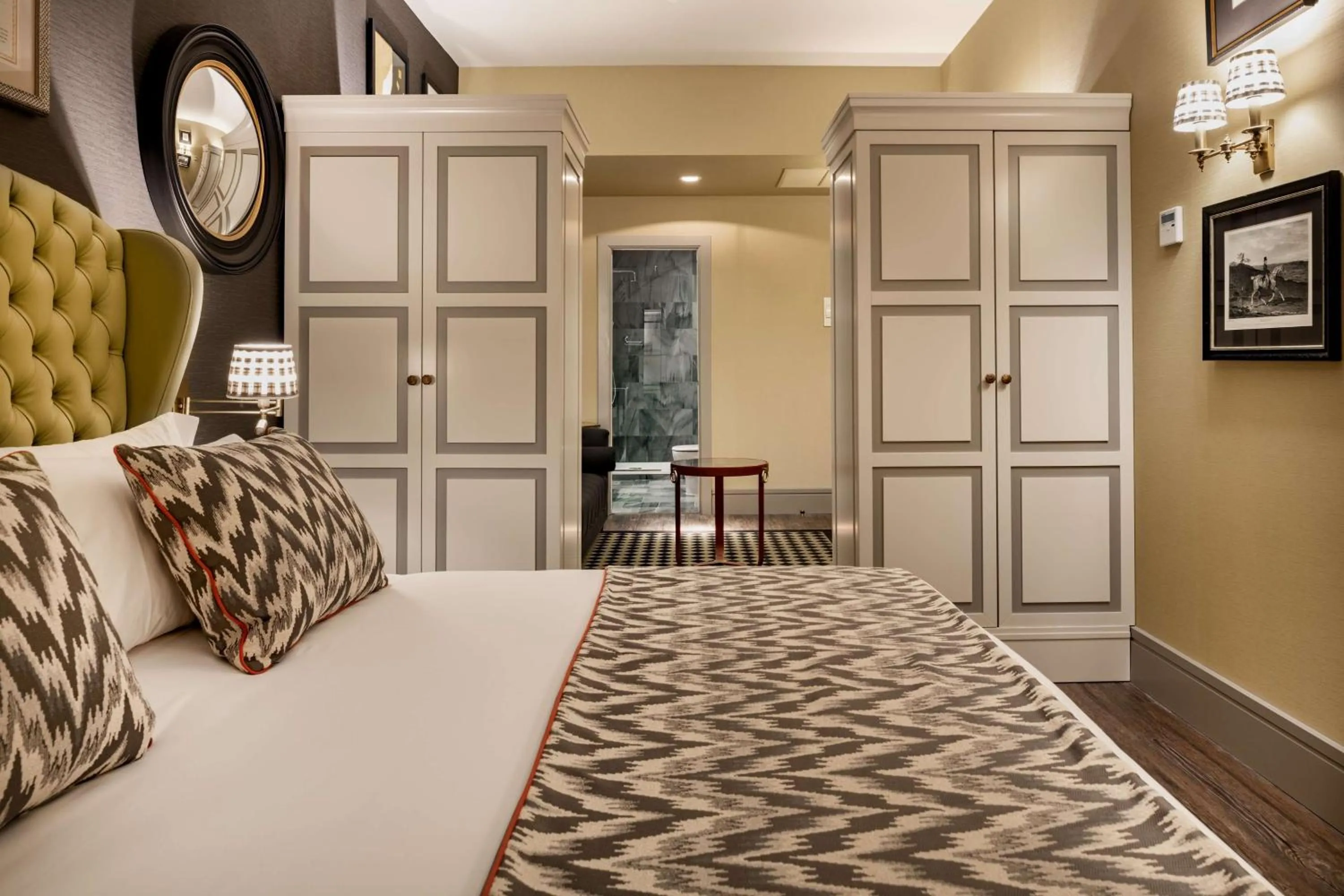 Photo of the whole room, Bed in NH Collection Colón Valencia