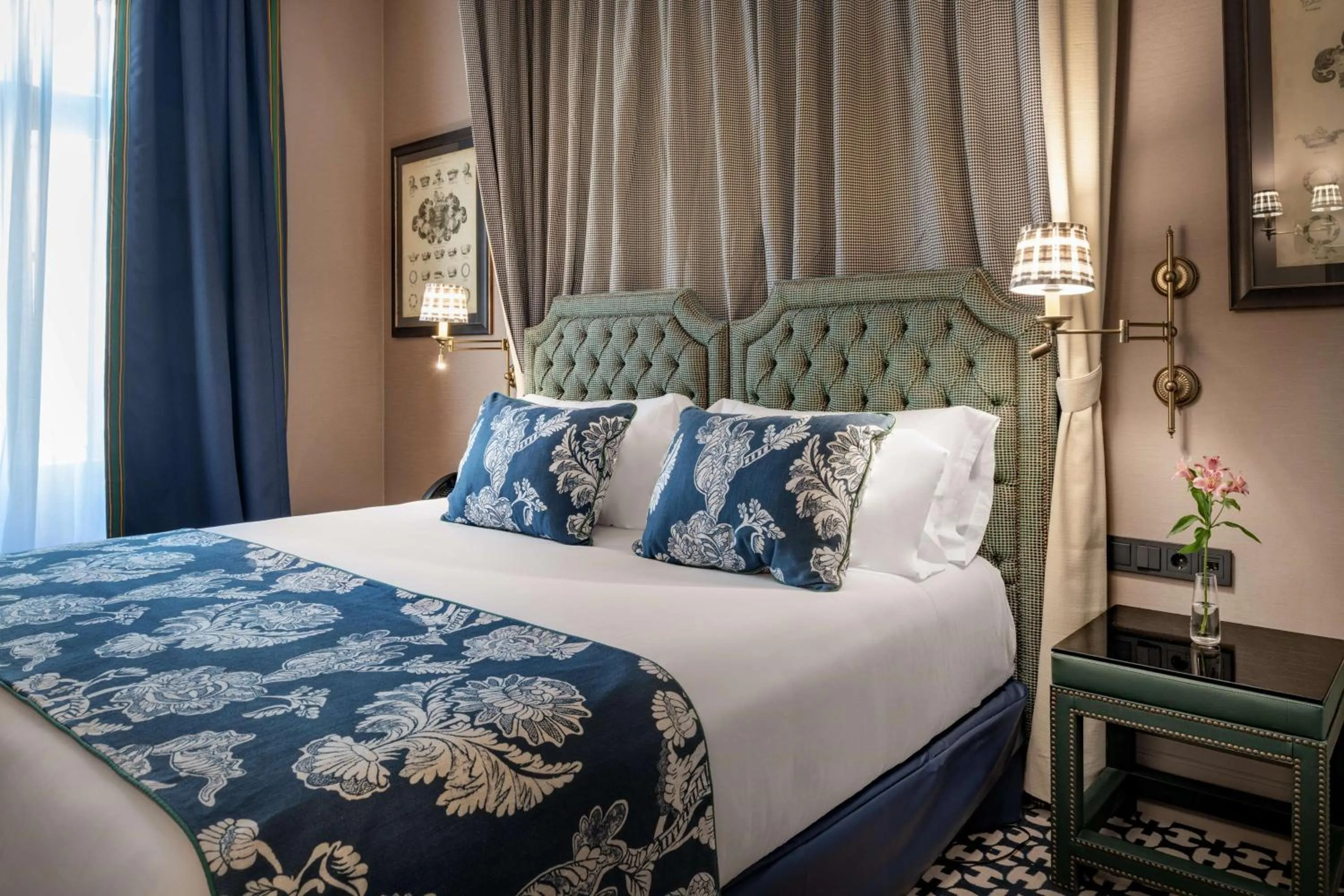 Photo of the whole room, Bed in NH Collection Colón Valencia