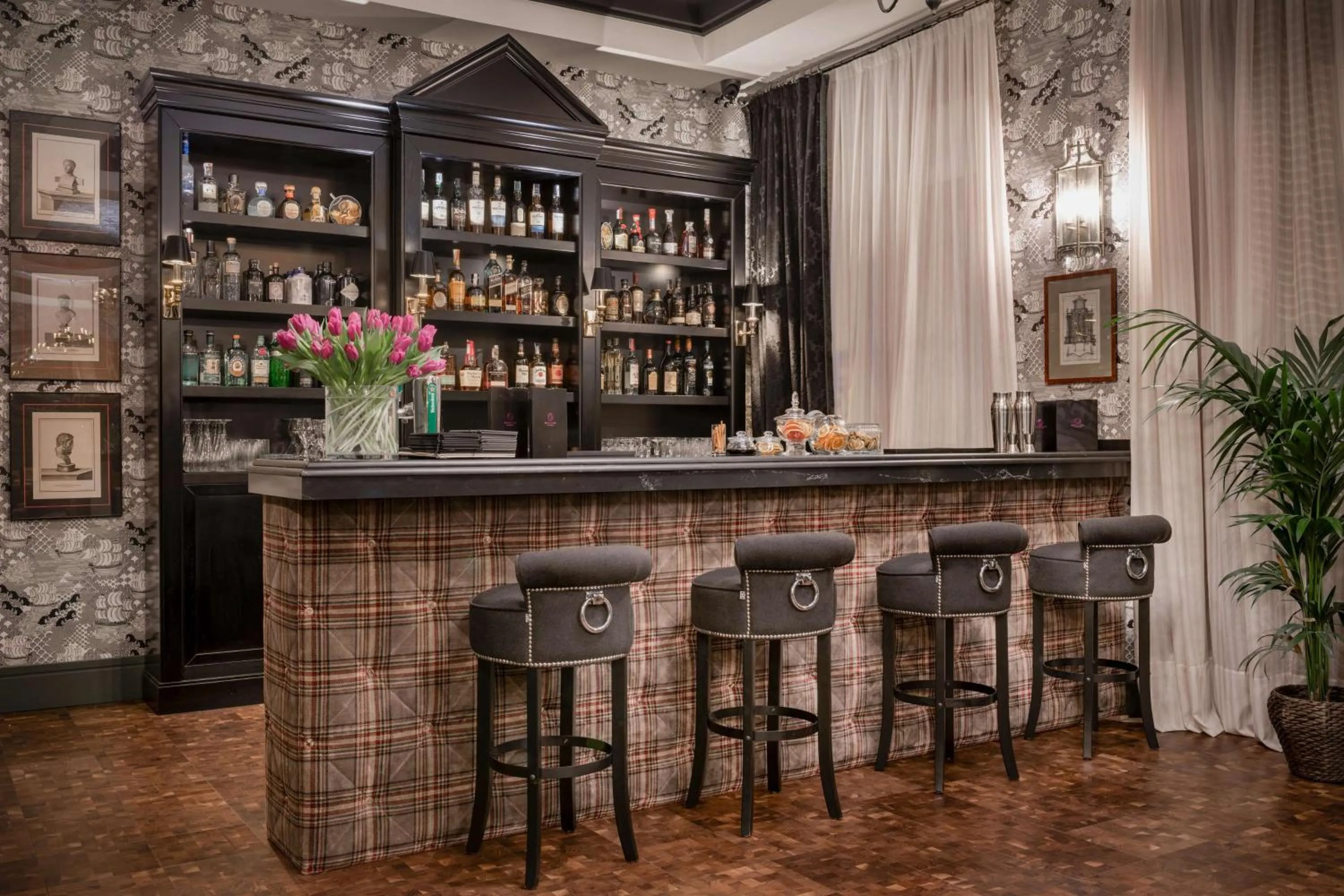 Lounge or bar in NH Collection Colón Valencia