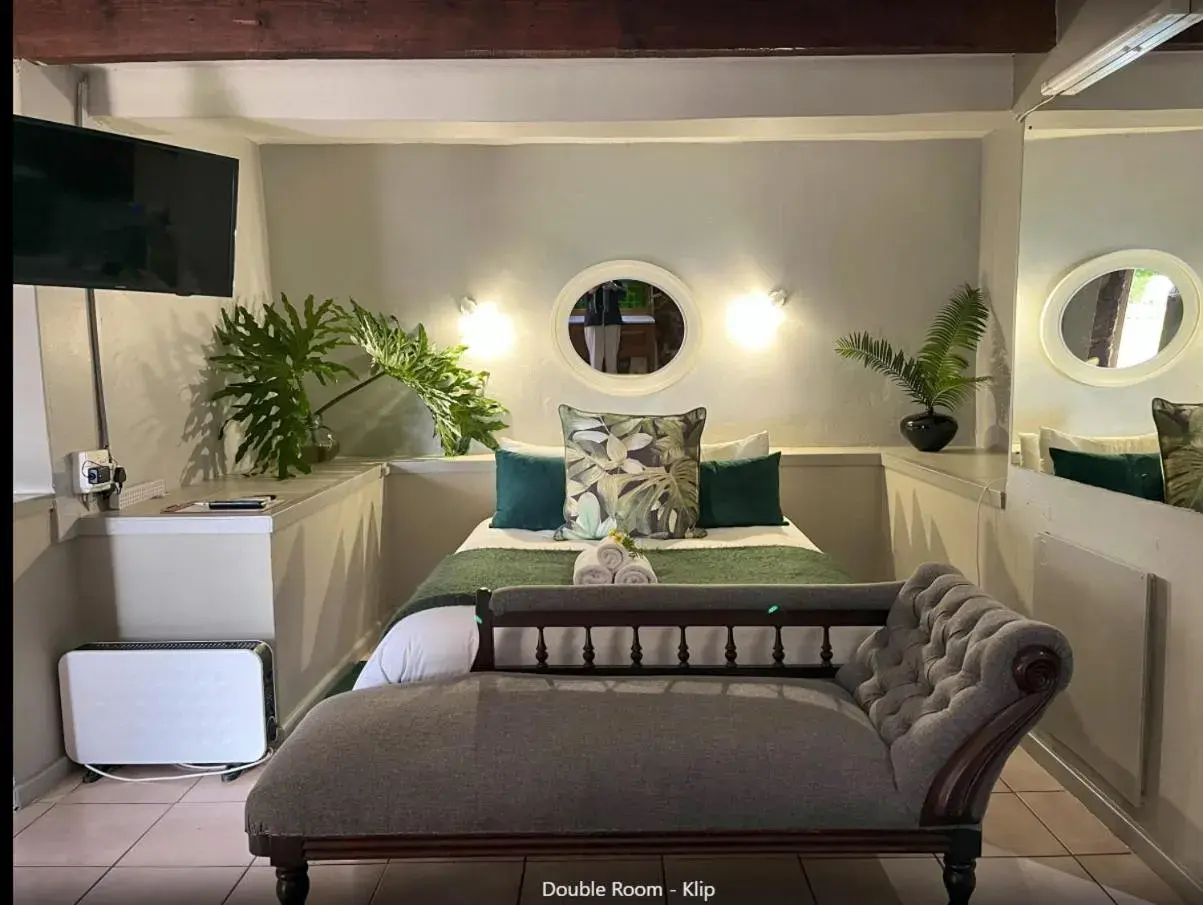 Queen Room with Garden View - single occupancy in Picardie Guest Farm Queen Room with Garden View - single occupancy in Picardie Guest Farm