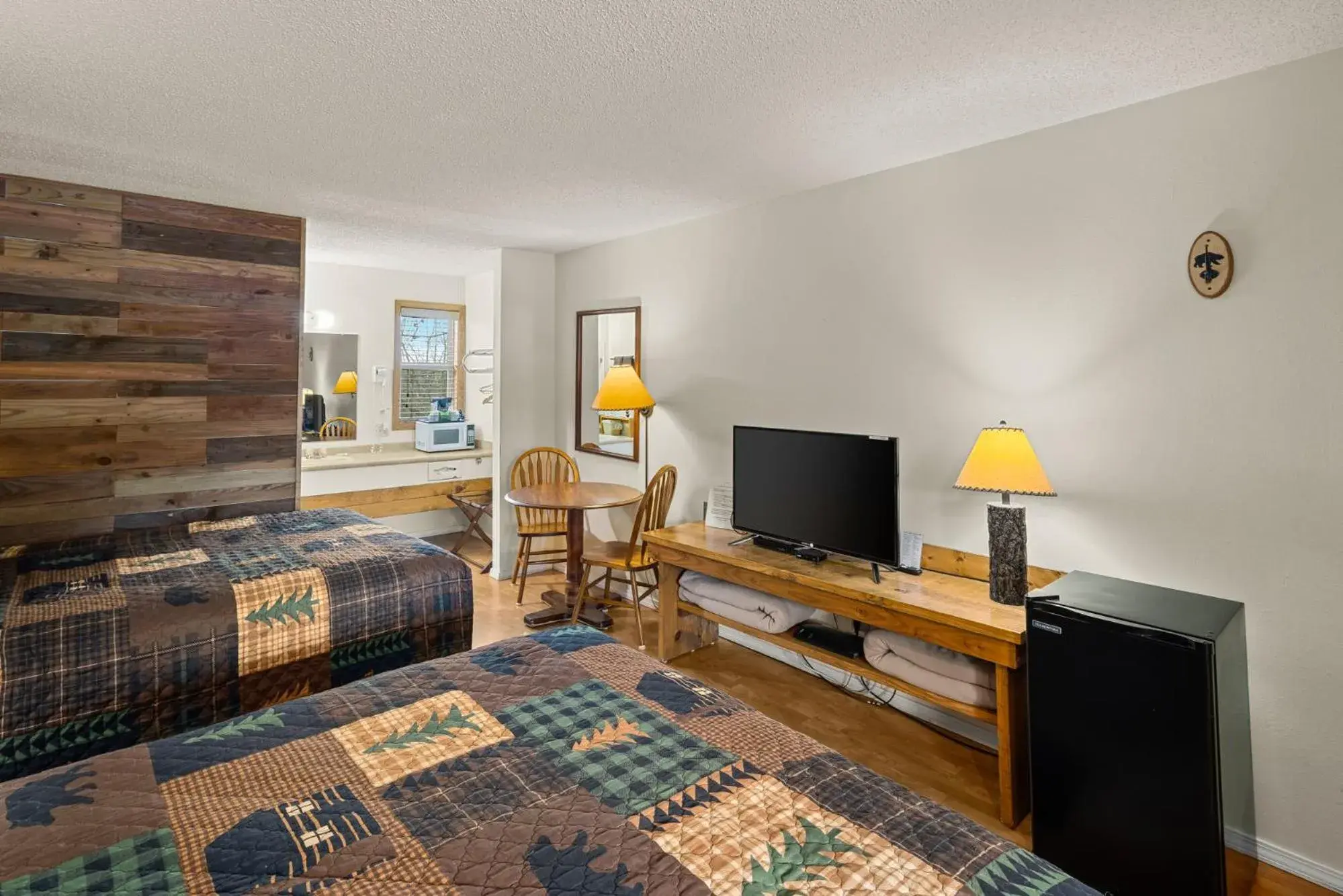Deluxe Queen Room with Two Queen Beds in The Lookout Lodge Deluxe Queen Room with Two Queen Beds in The Lookout Lodge