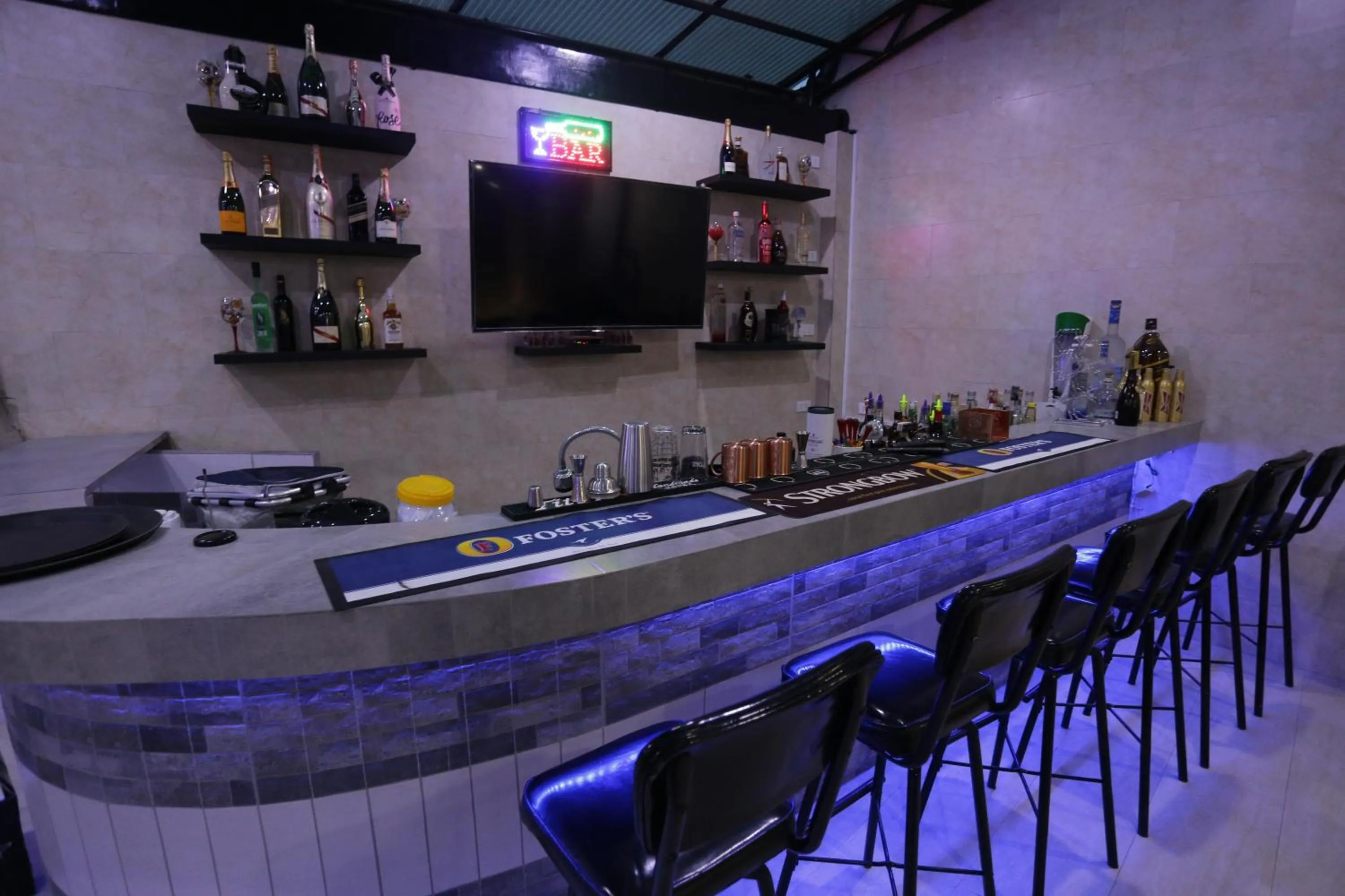 Communal lounge/ TV room in HalfWay House Hostel Mactan Cebu Airport