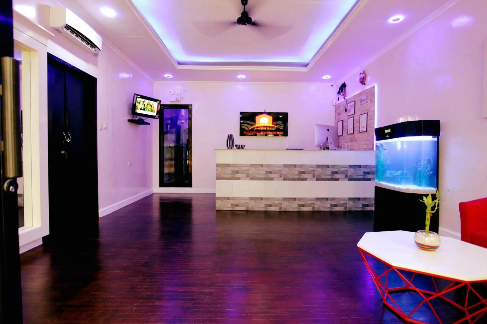 Lobby or reception in HalfWay House Hostel Mactan Cebu Airport