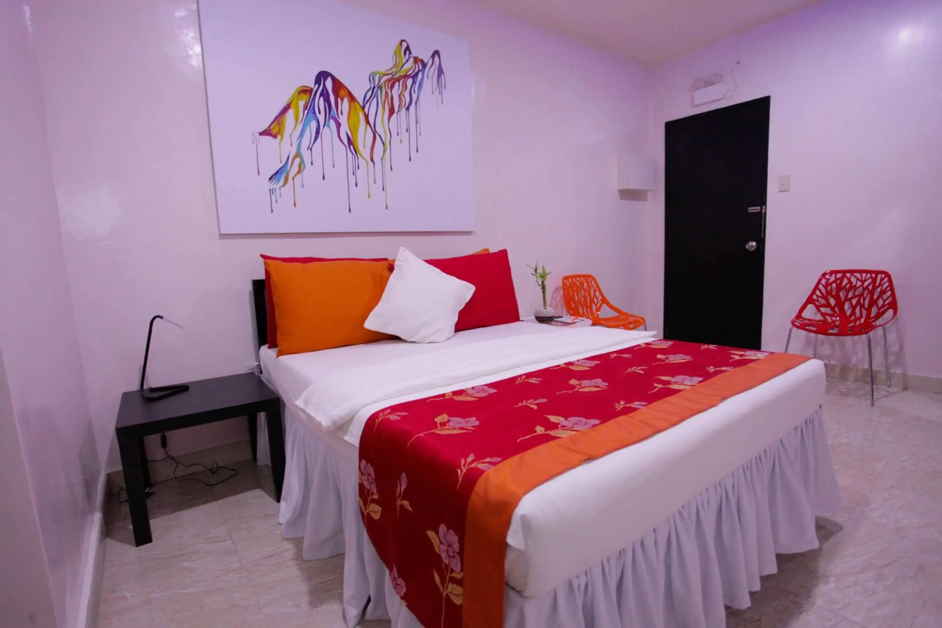 Deluxe Double Room in HalfWay House Hostel Mactan Cebu Airport Deluxe Double Room in HalfWay House Hostel Mactan Cebu Airport