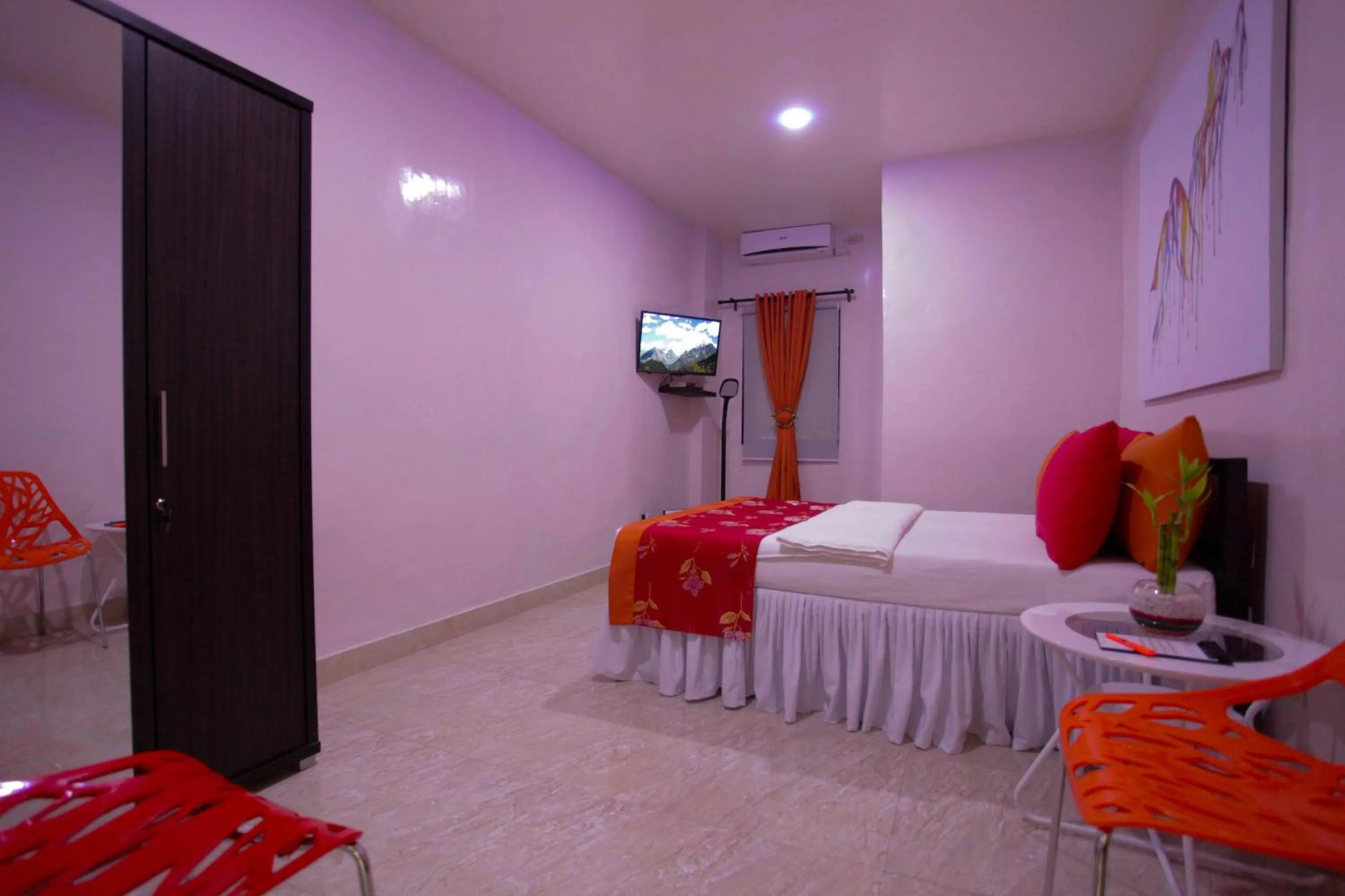 Photo of the whole room, Bed in HalfWay House Hostel Mactan Cebu Airport