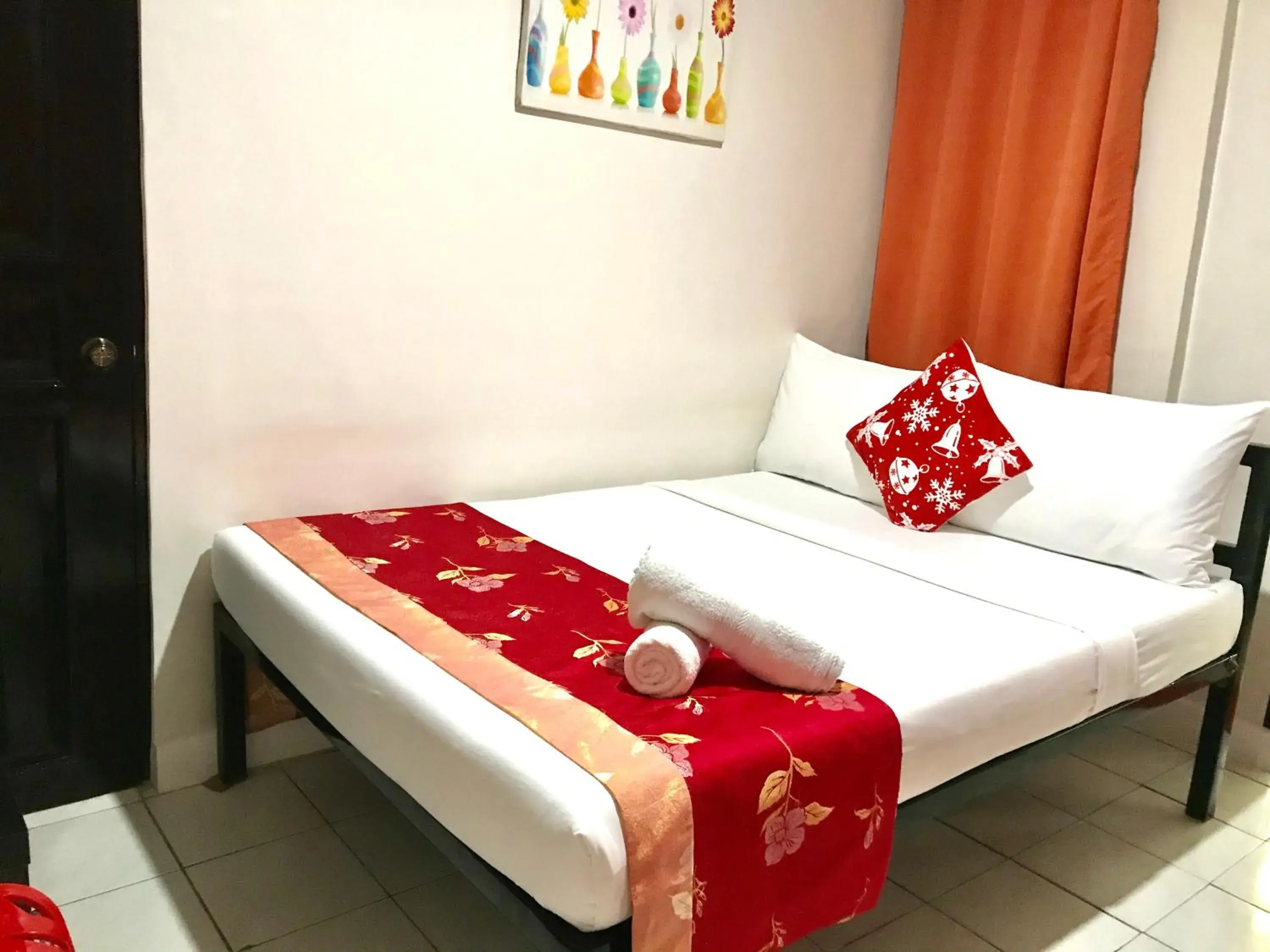 Small Double Room in HalfWay House Hostel Mactan Cebu Airport Small Double Room in HalfWay House Hostel Mactan Cebu Airport