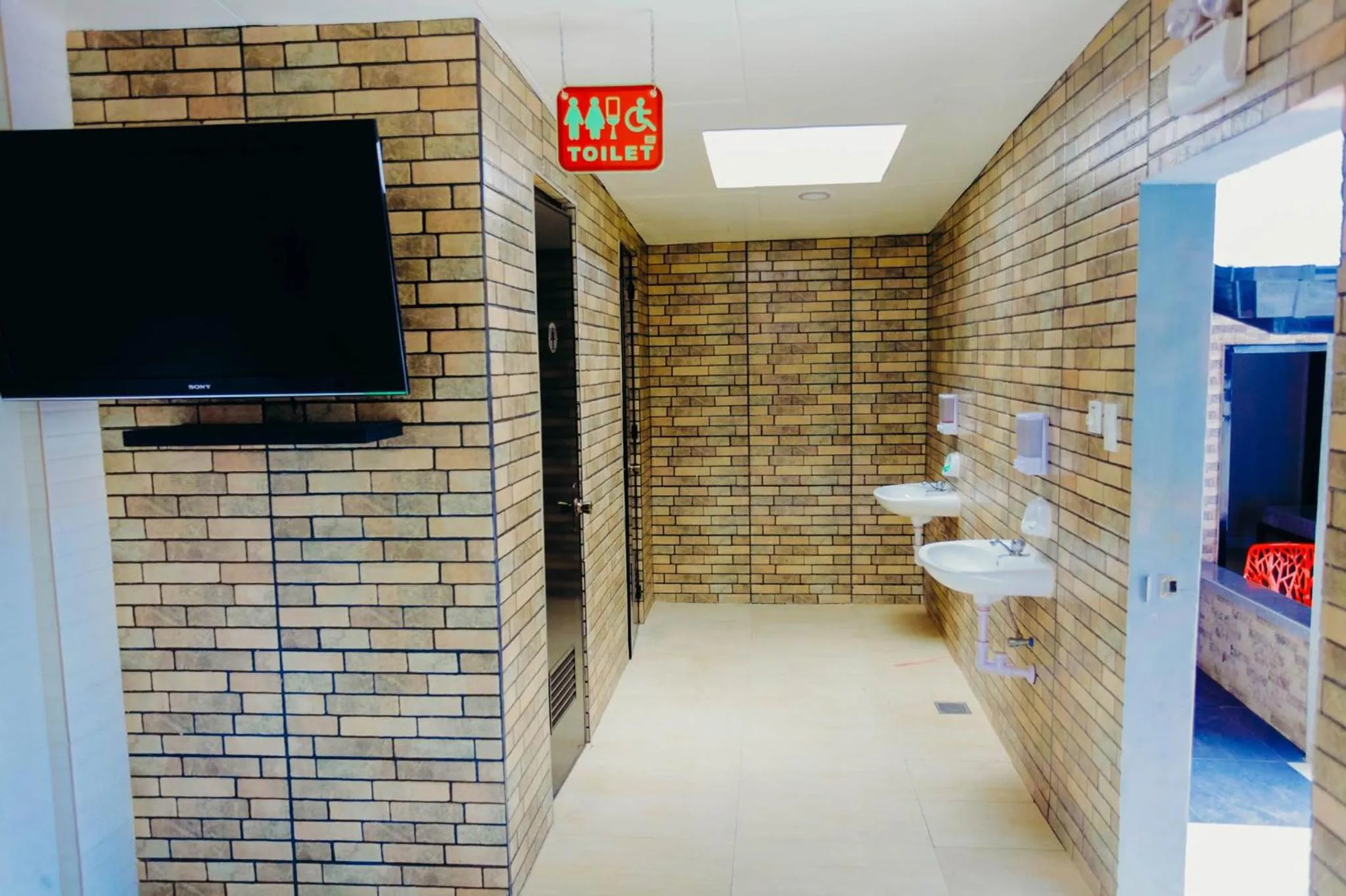 Toilet in HalfWay House Hostel Mactan Cebu Airport