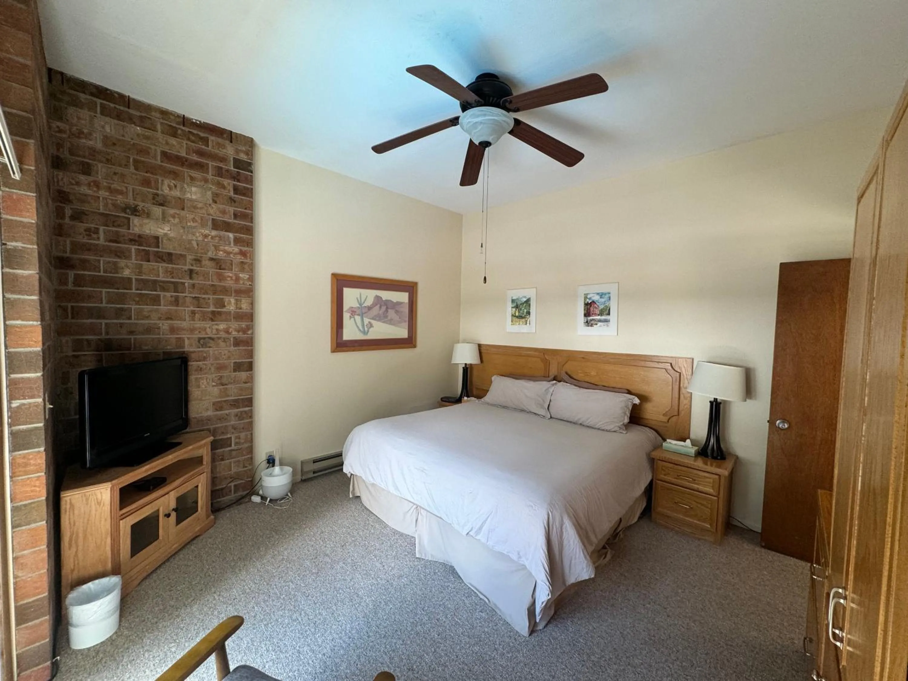 Bed in Shadow Mountain Lodge