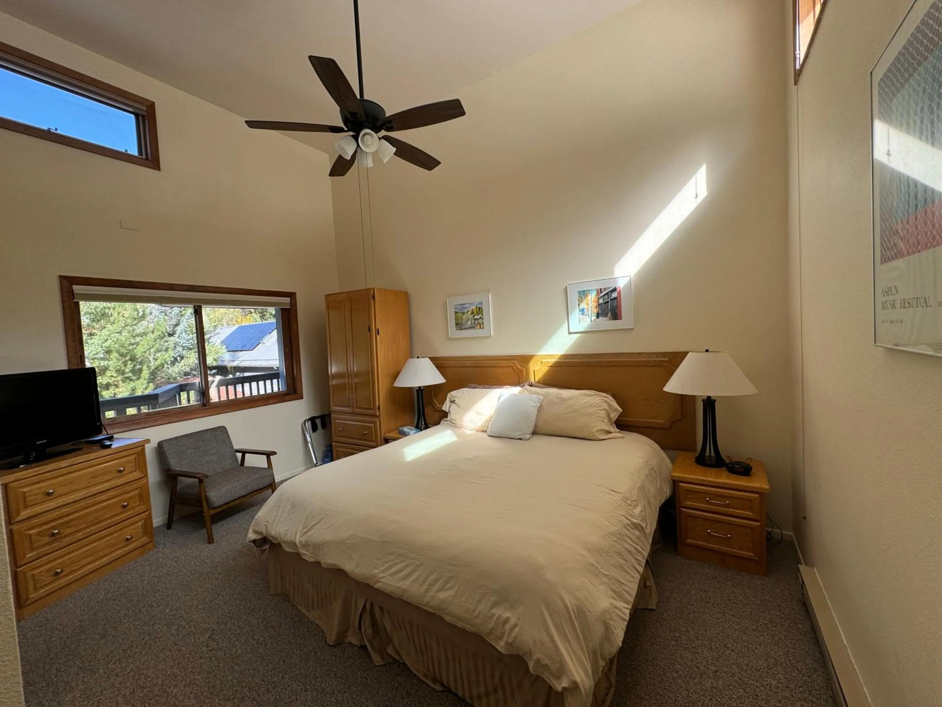 Bed in Shadow Mountain Lodge