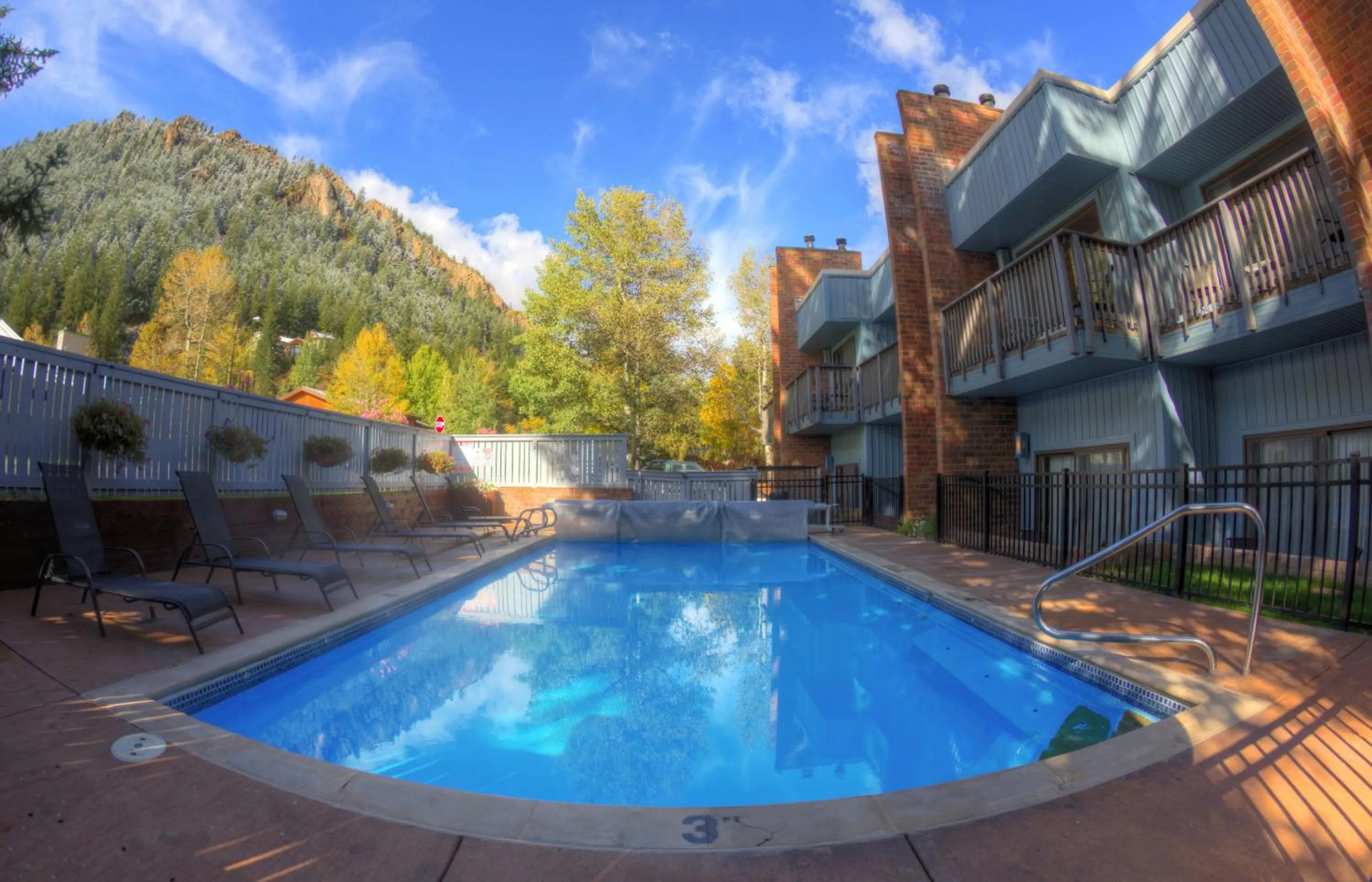 Swimming pool in Shadow Mountain Lodge