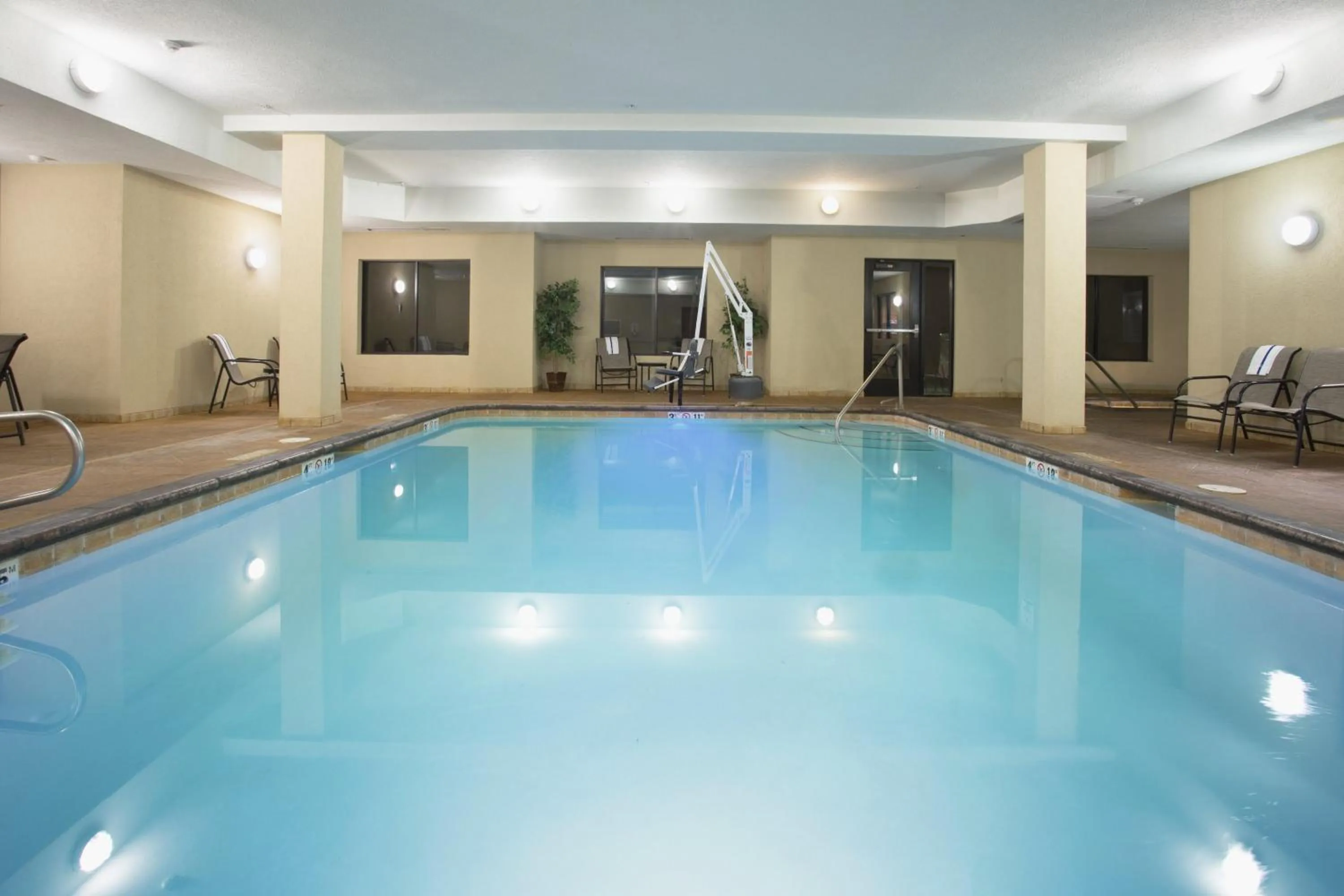 Swimming pool in Holiday Inn Express and Suites Los Alamos Entrada Park by IHG