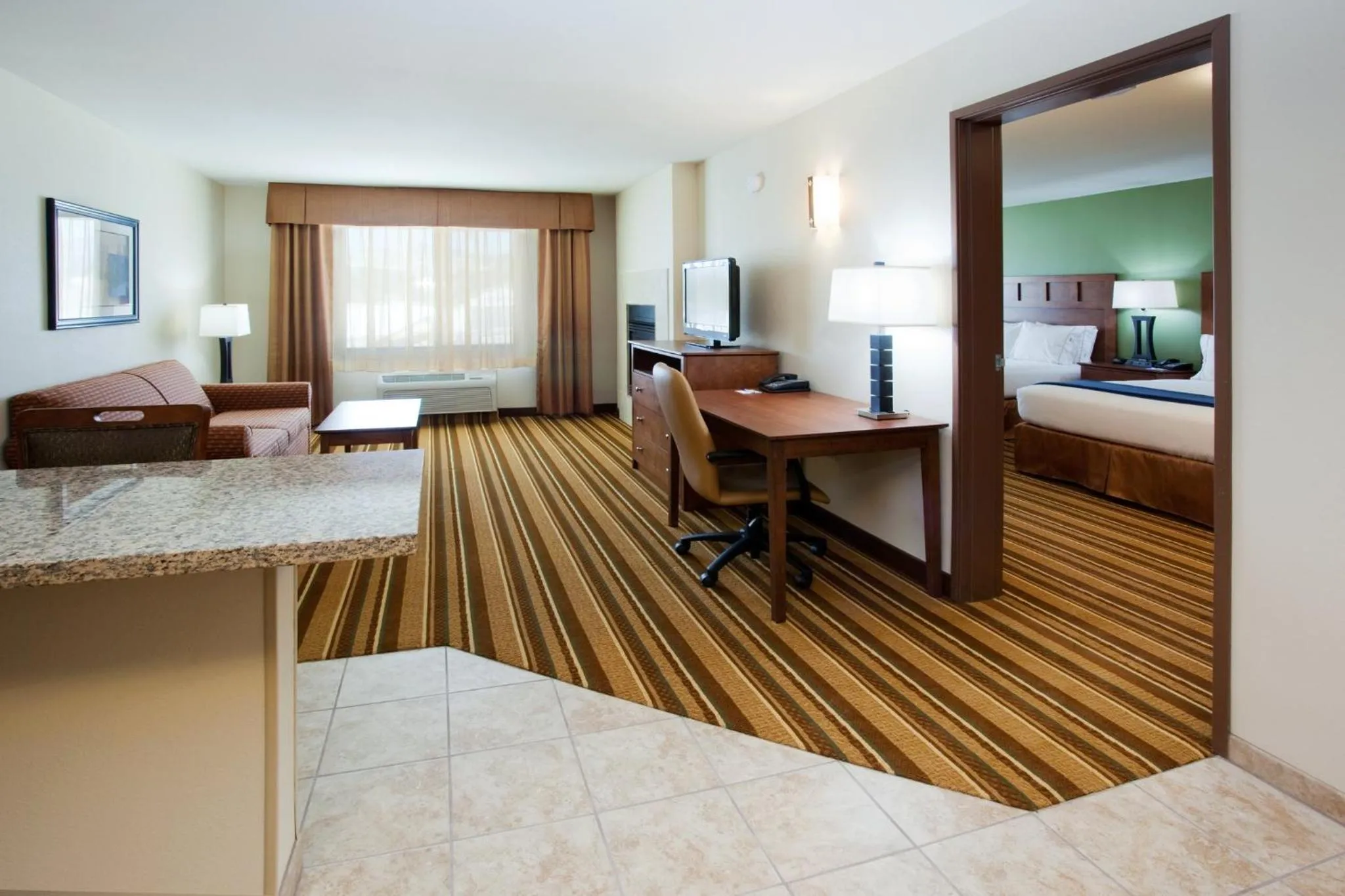Bedroom, Bed in Holiday Inn Express and Suites Los Alamos Entrada Park by IHG