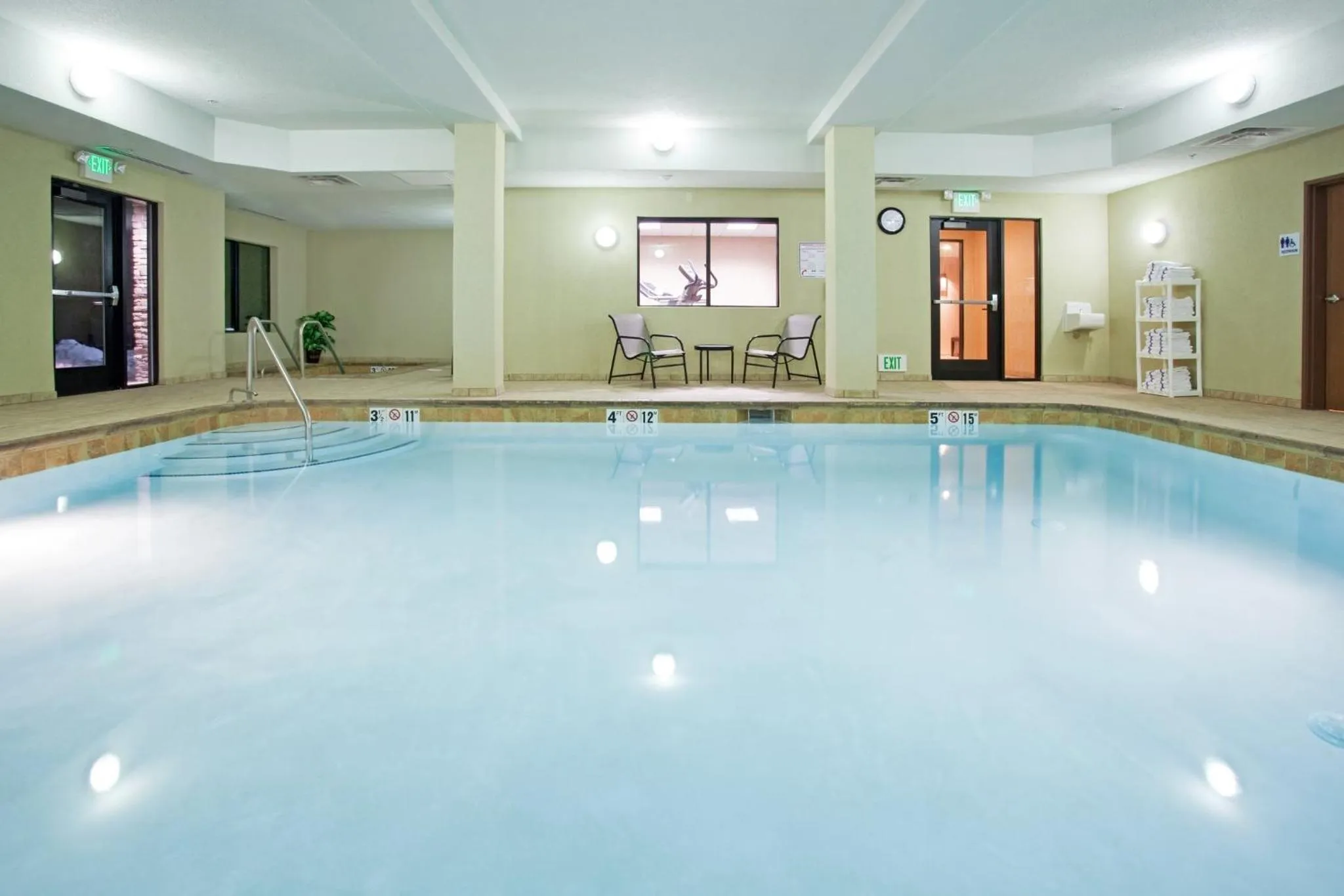 Swimming pool in Holiday Inn Express and Suites Los Alamos Entrada Park by IHG