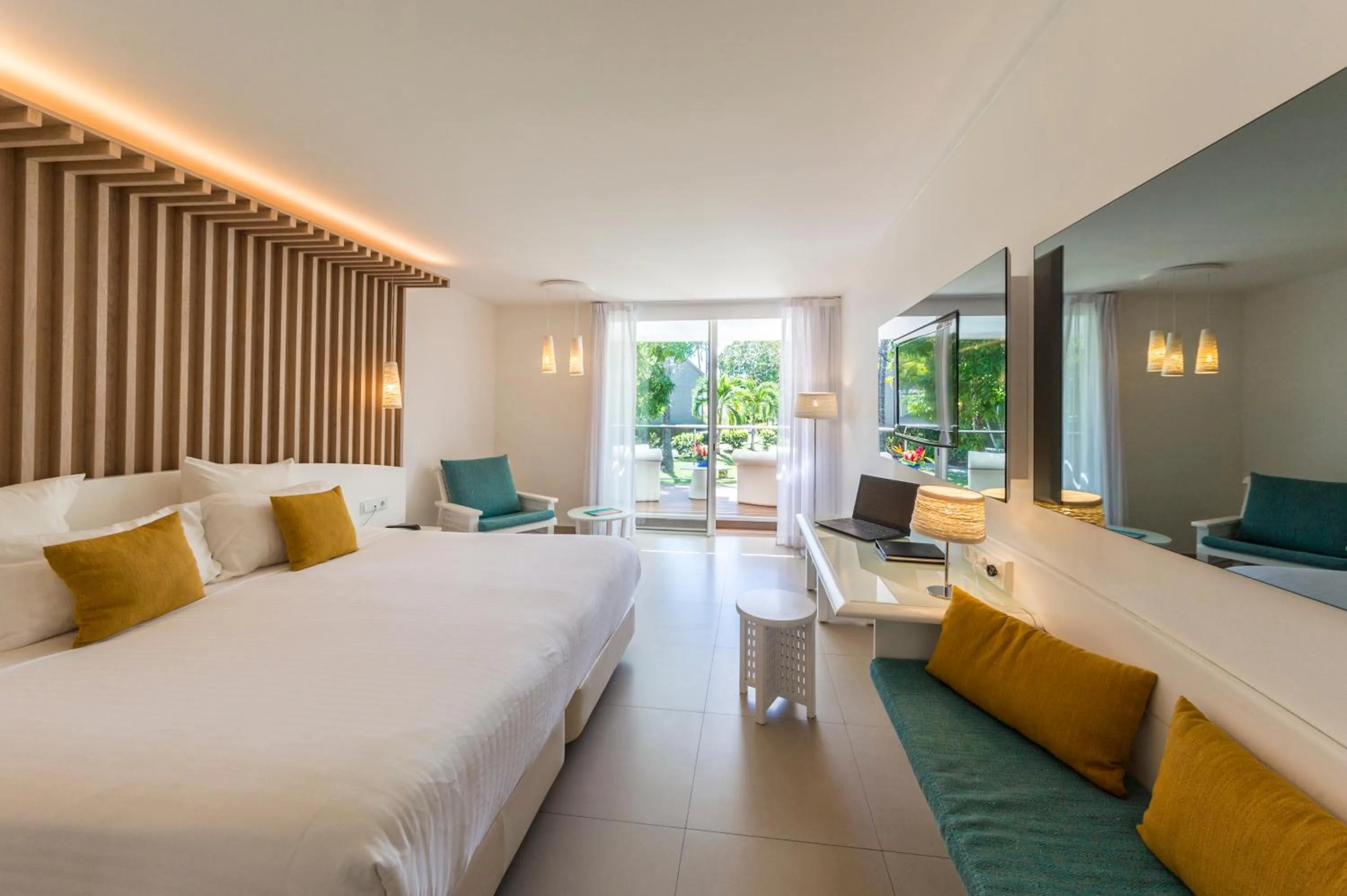 Balcony/Terrace, Bed in La Creole Beach Hotel & Spa