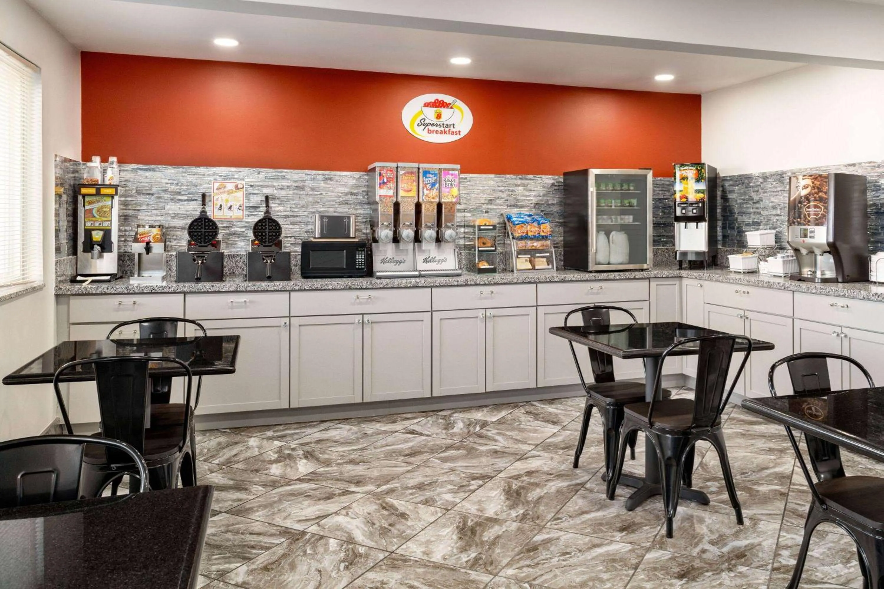 Coffee/tea facilities in Super 8 by Wyndham Columbus Edinburgh