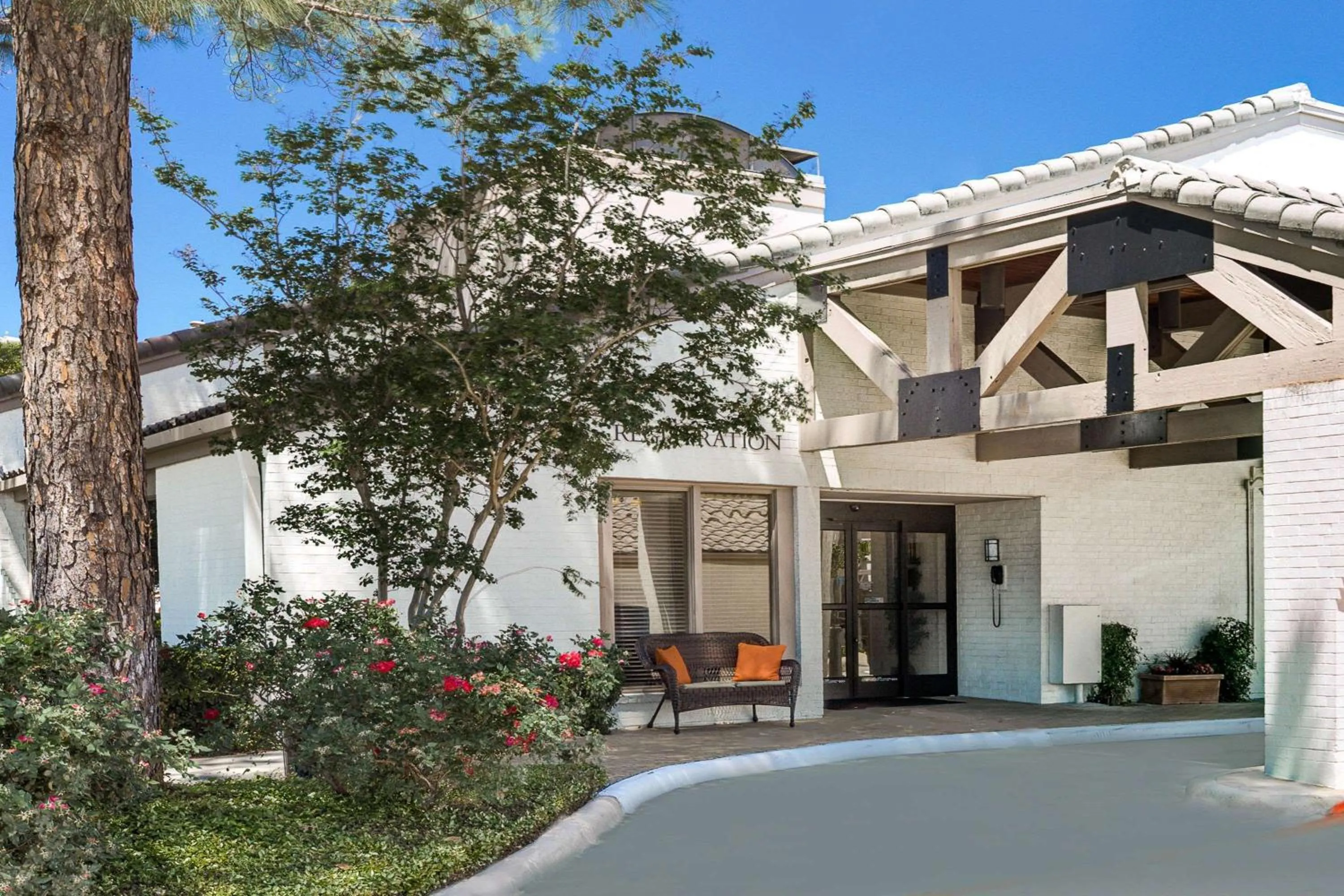 Property building in Craigshire Suites - Arlington