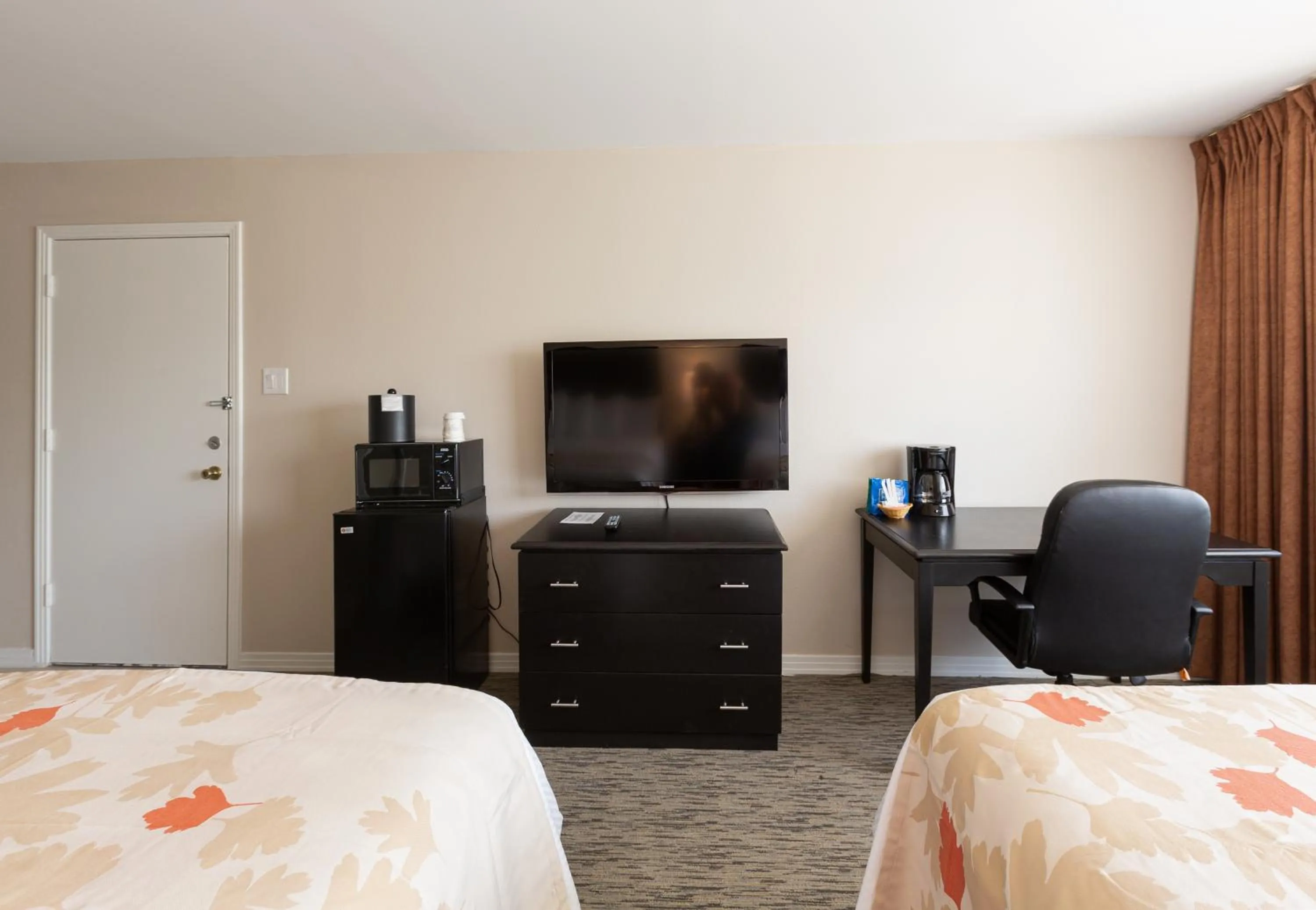 TV and multimedia, Bed in Craigshire Suites - Arlington
