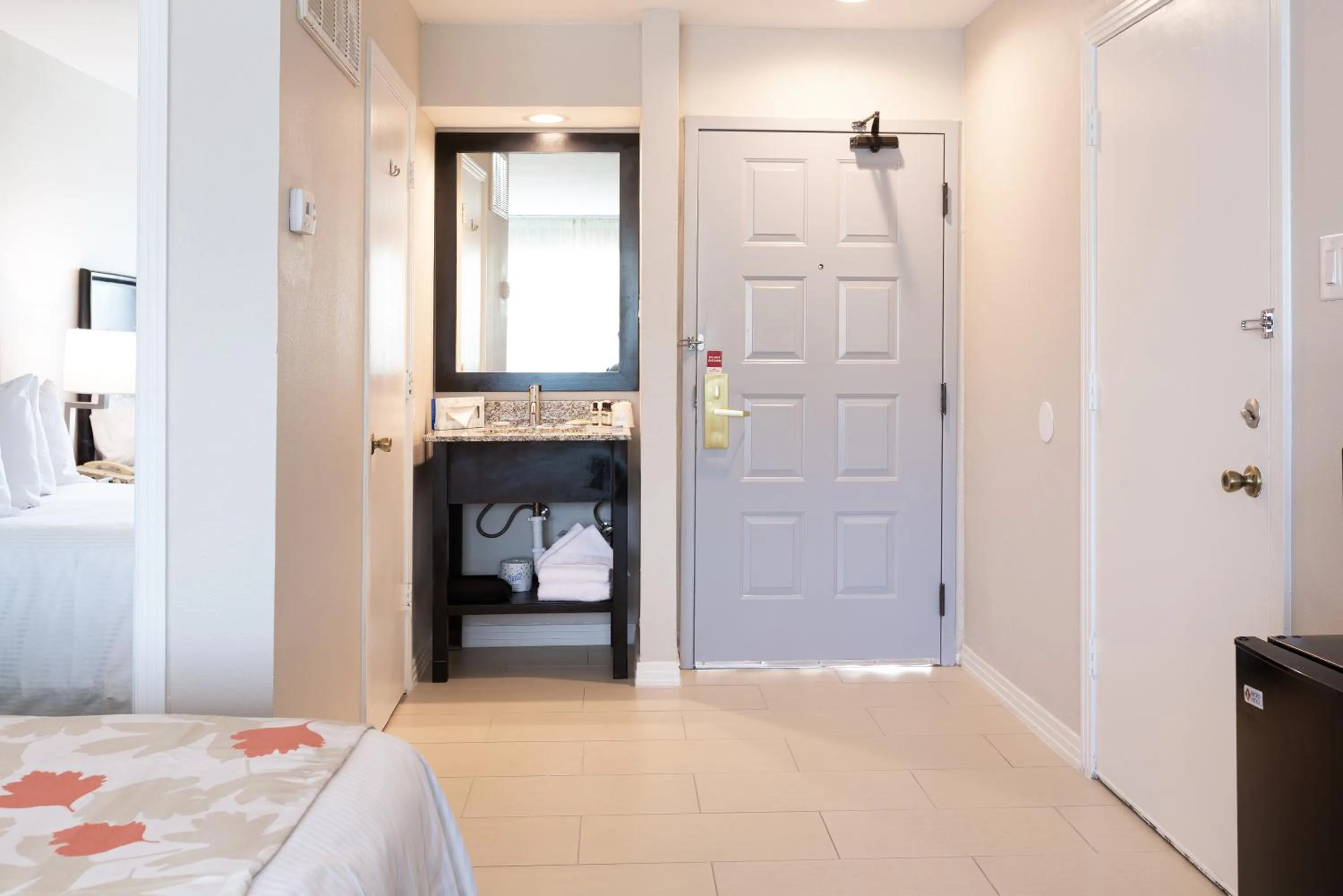 towels, Bed in Craigshire Suites - Arlington