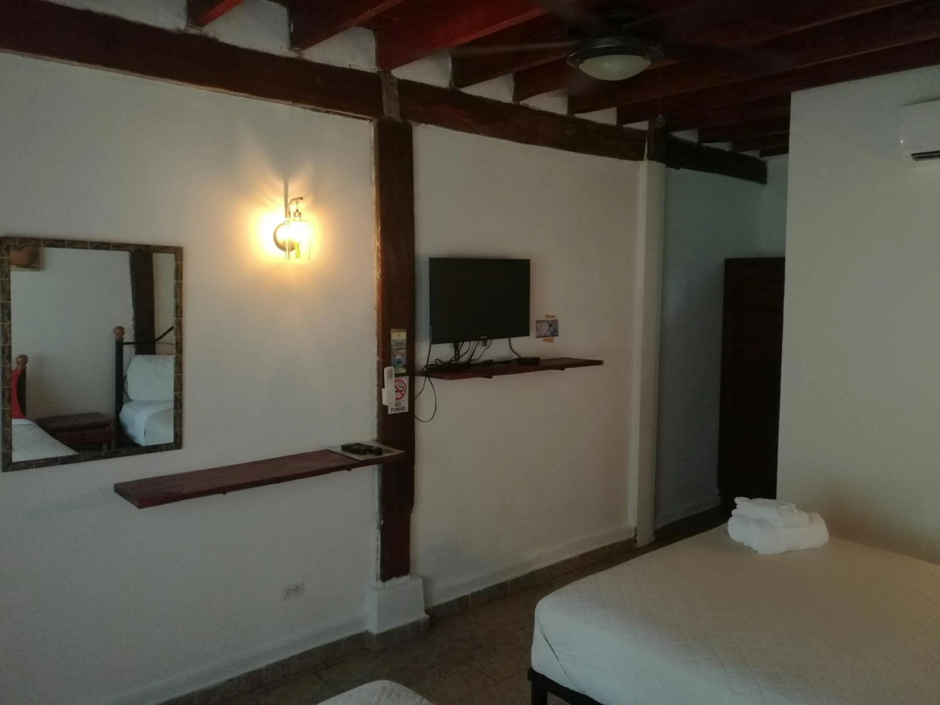 Shower, Bed in Hotel Gerald