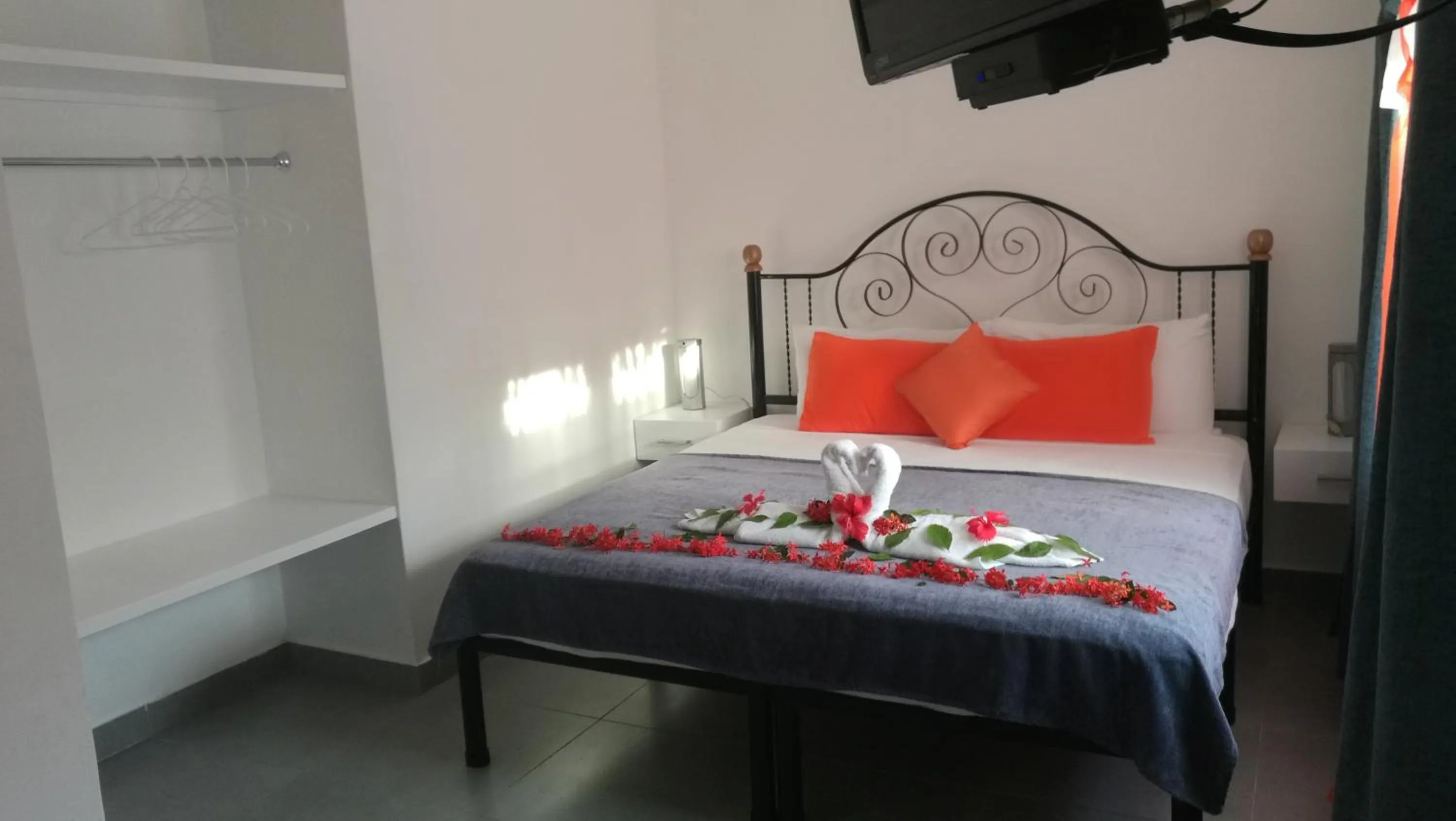 Shower, Bed in Hotel Gerald