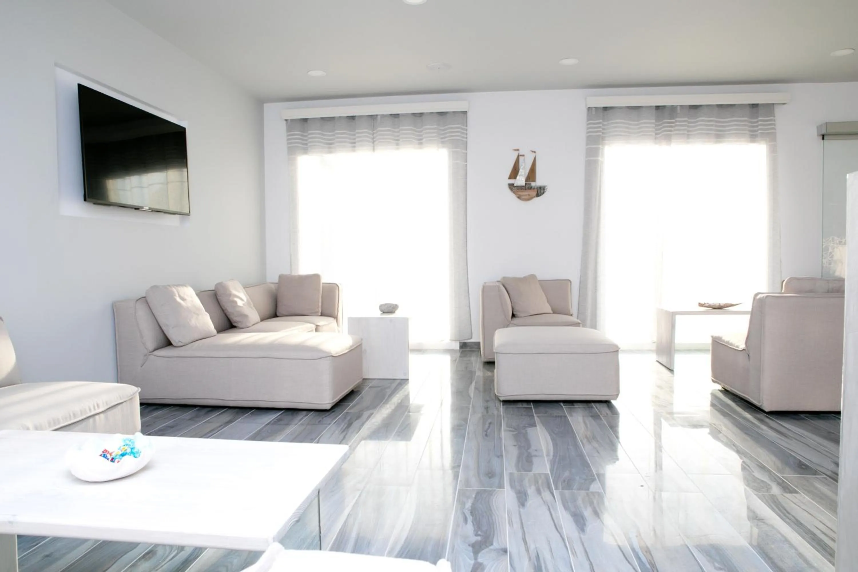 Living room in Hyperion Hotel