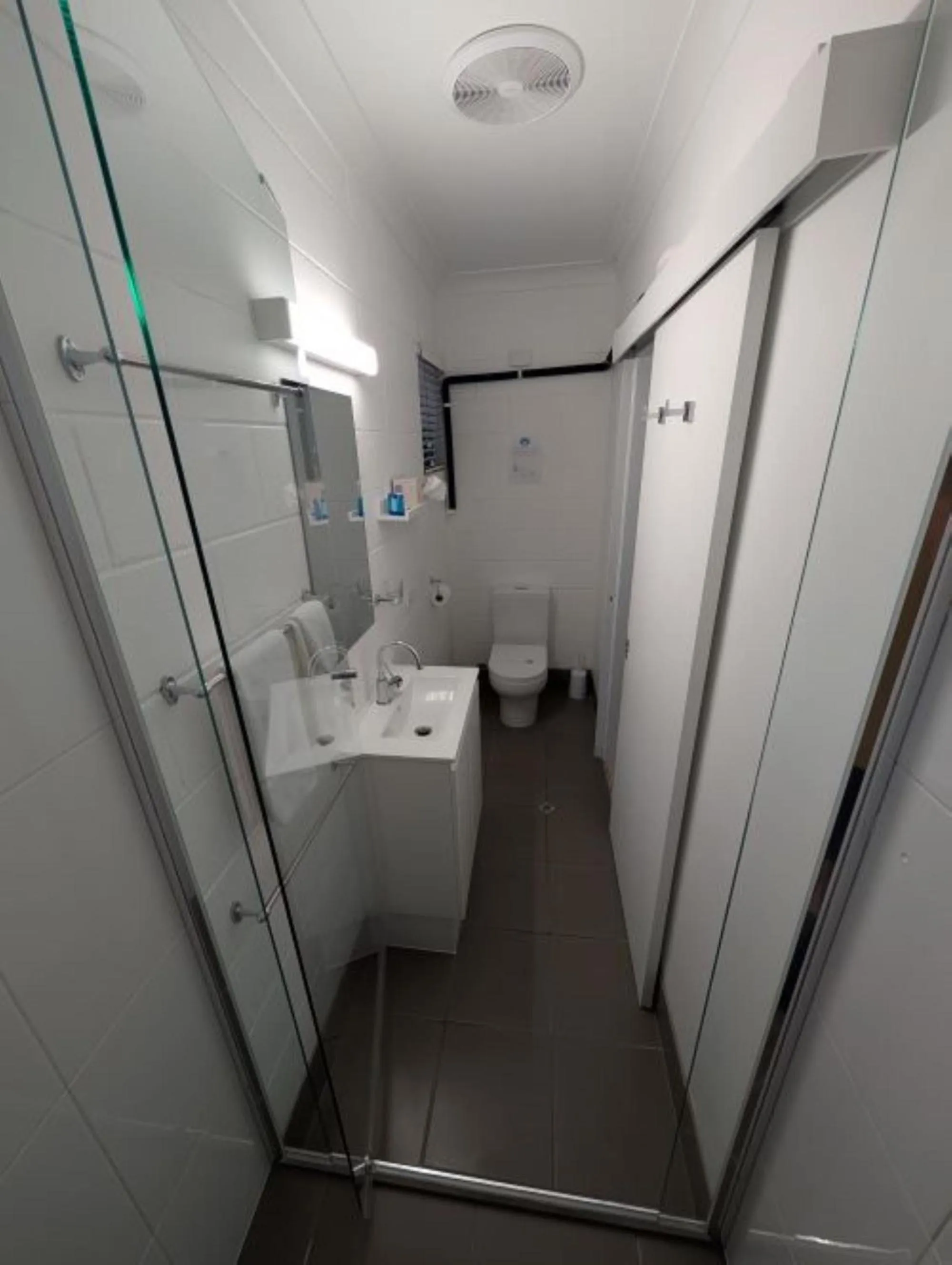 Toilet in Moffat Beach Motel Caloundra