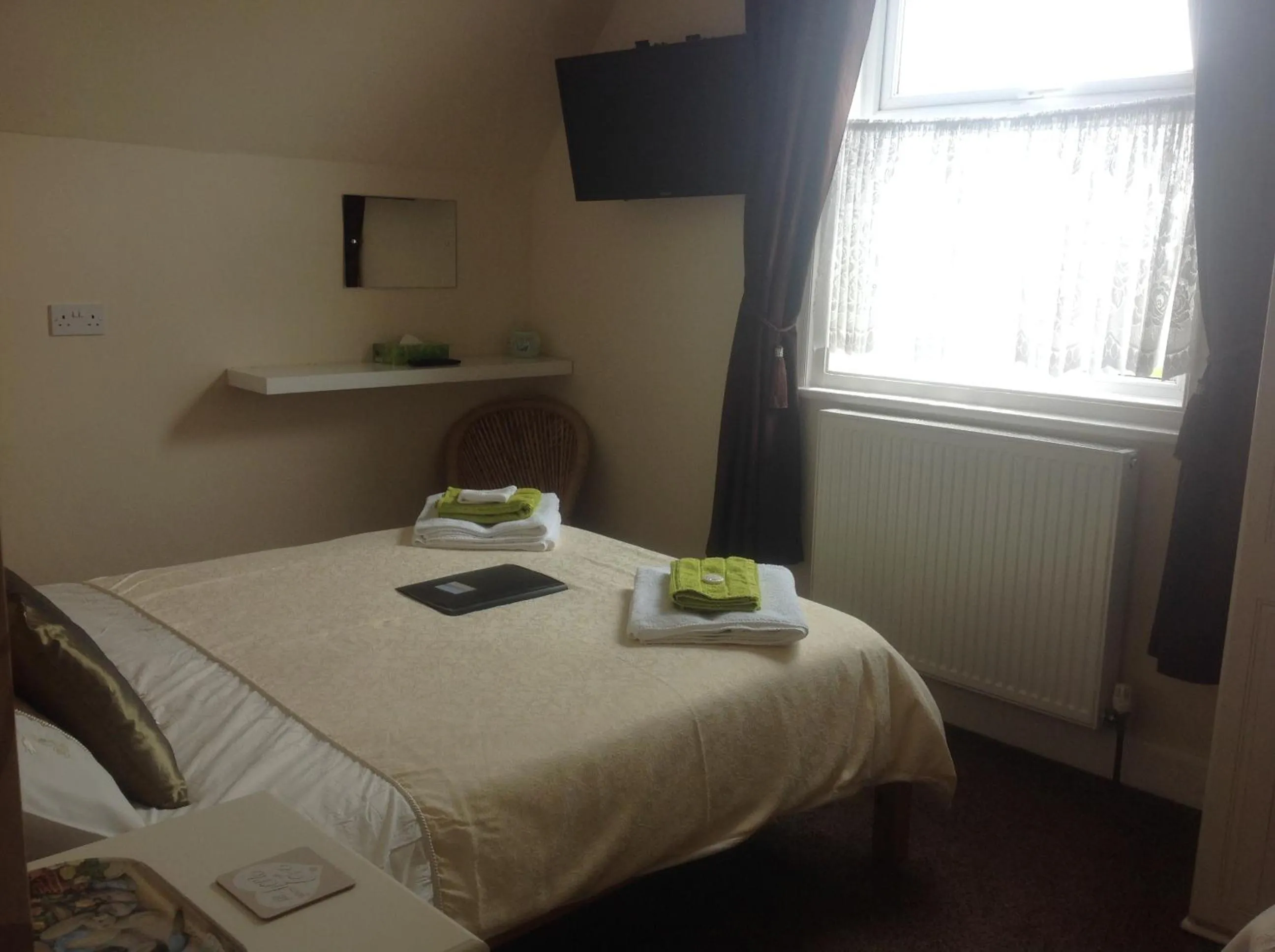 Day, Bed in Cleasewood Guest House