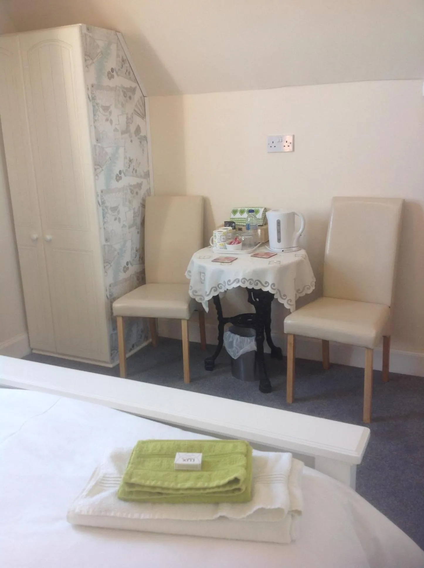 Seating area, Bed in Cleasewood Guest House