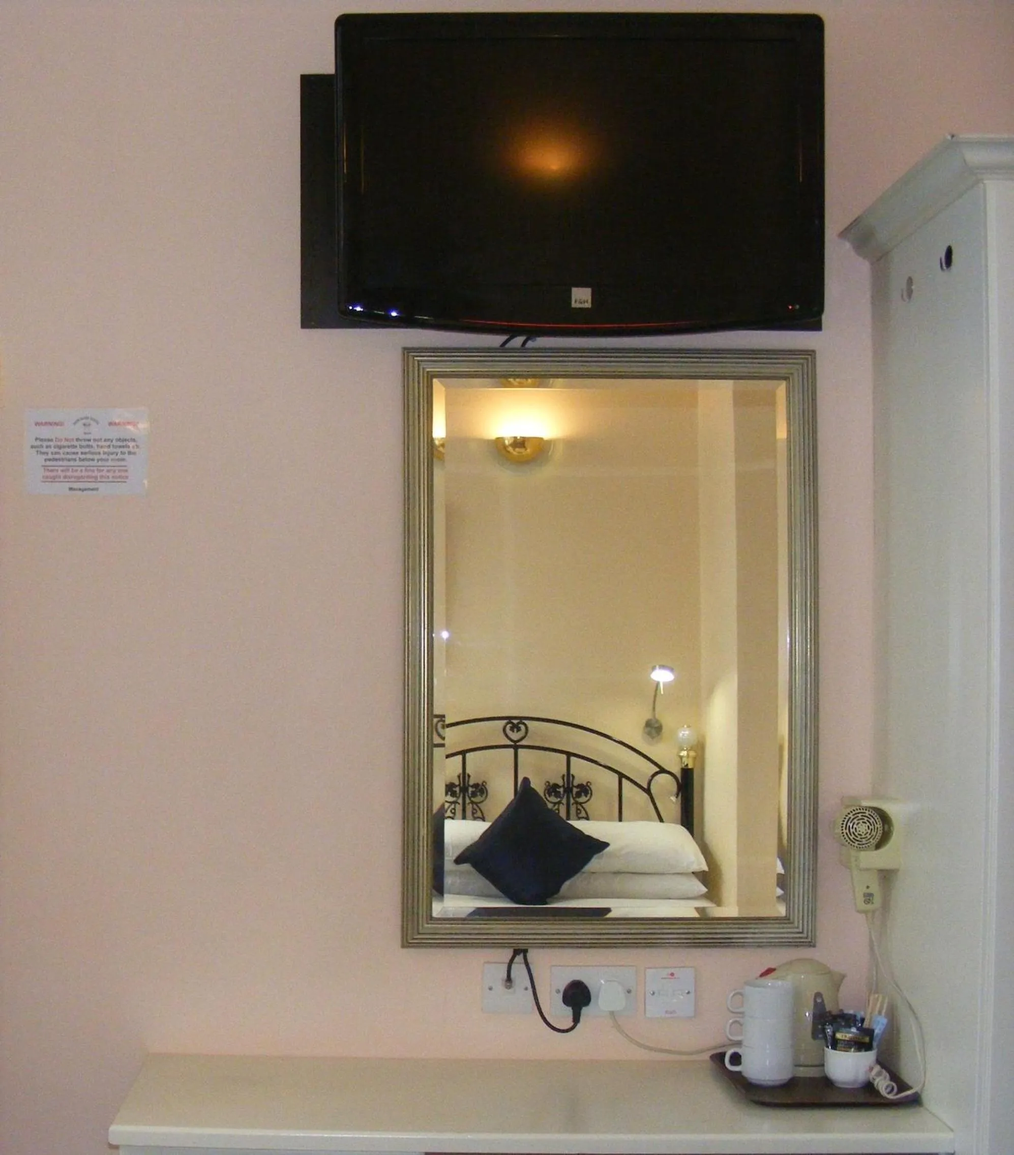 TV and multimedia in Mermaid Suite Hotel