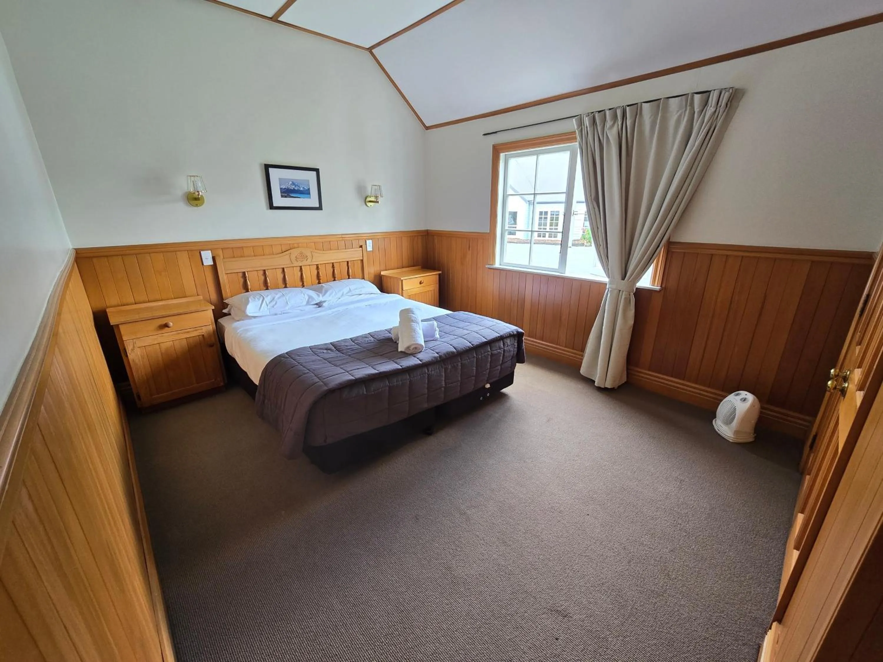Photo of the whole room, Bed in Huka Falls Resort