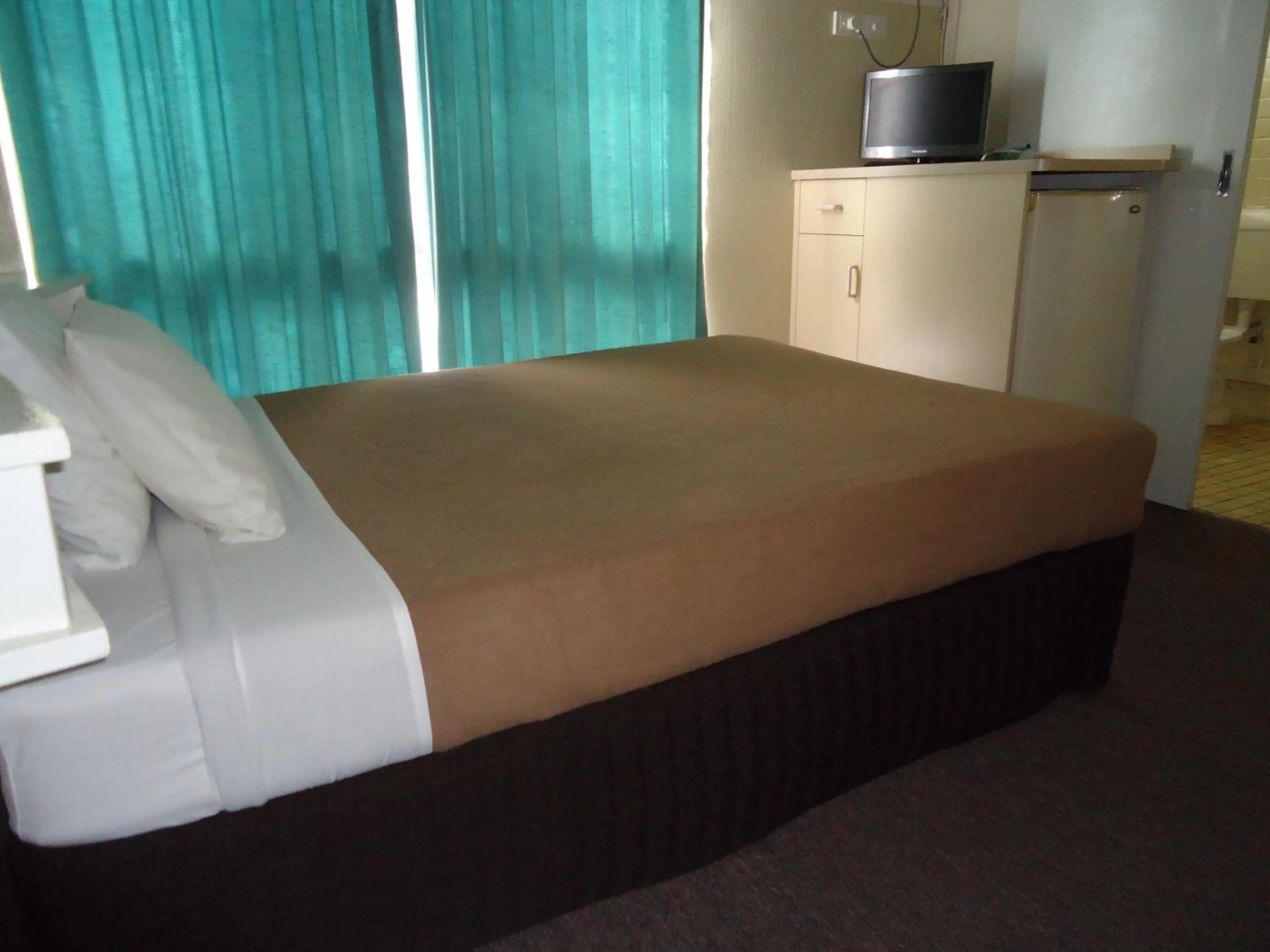Bed in Moondarra Motel