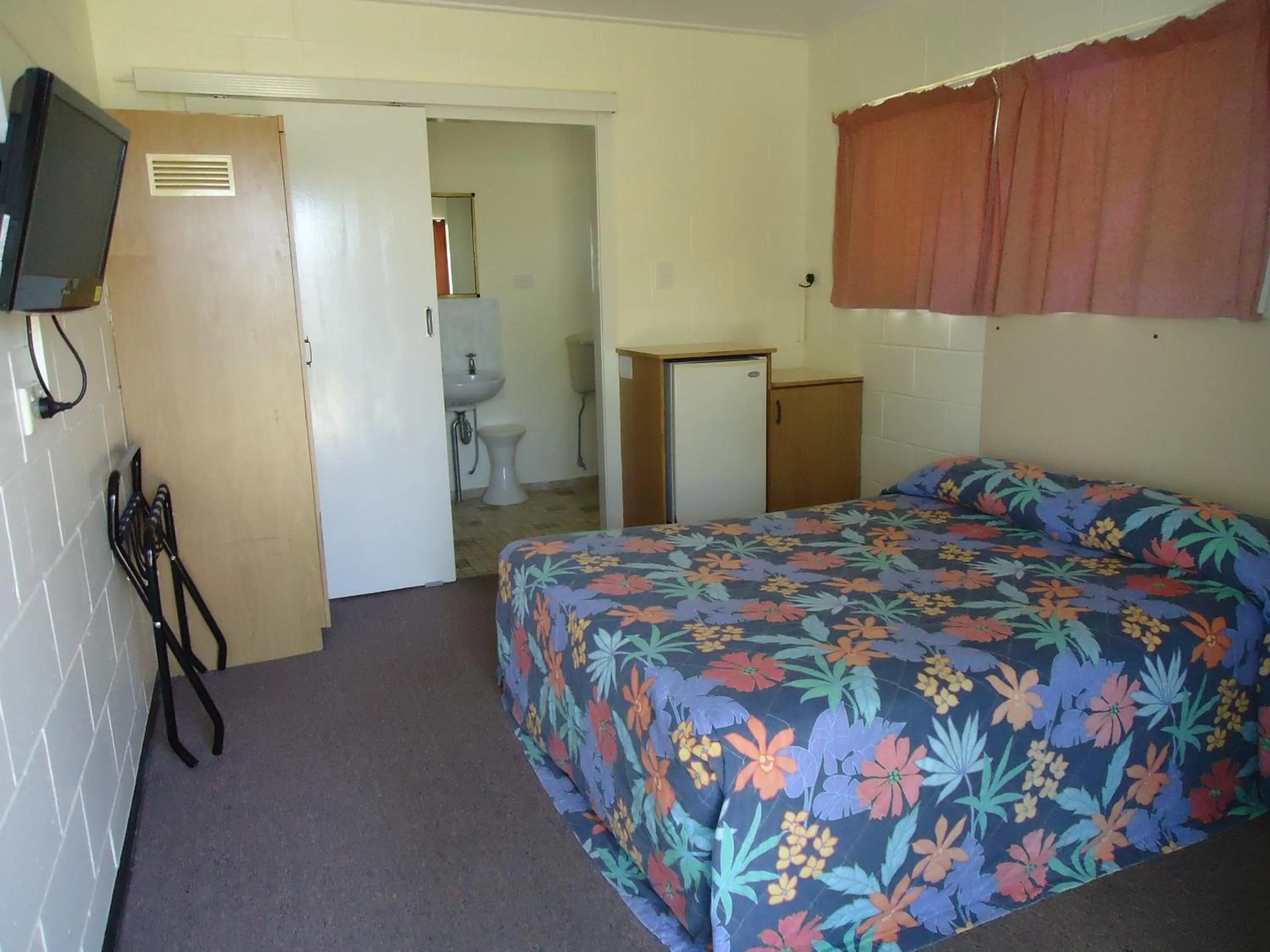 Bed in Moondarra Motel