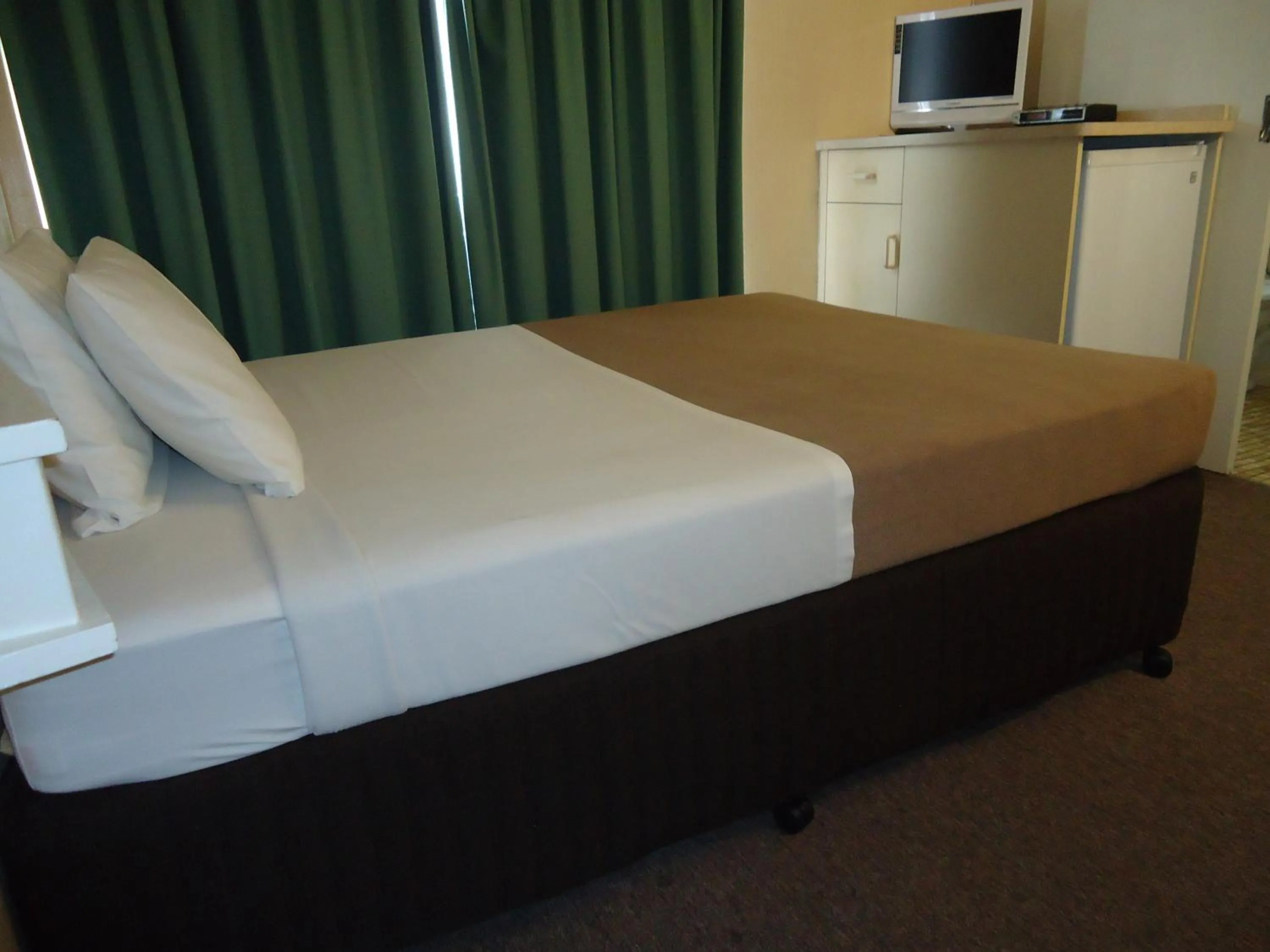 Bed in Moondarra Motel