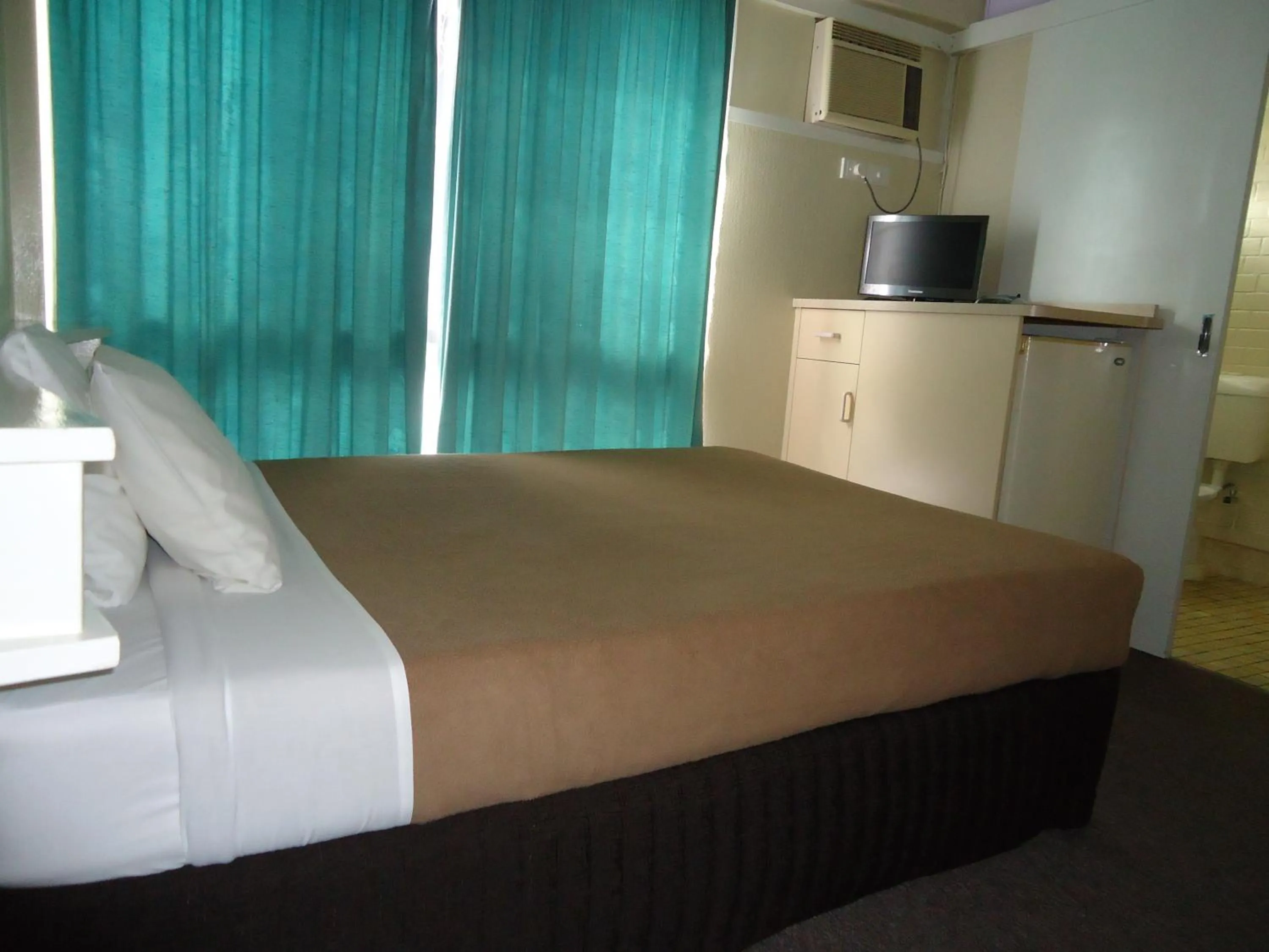 Bed in Moondarra Motel