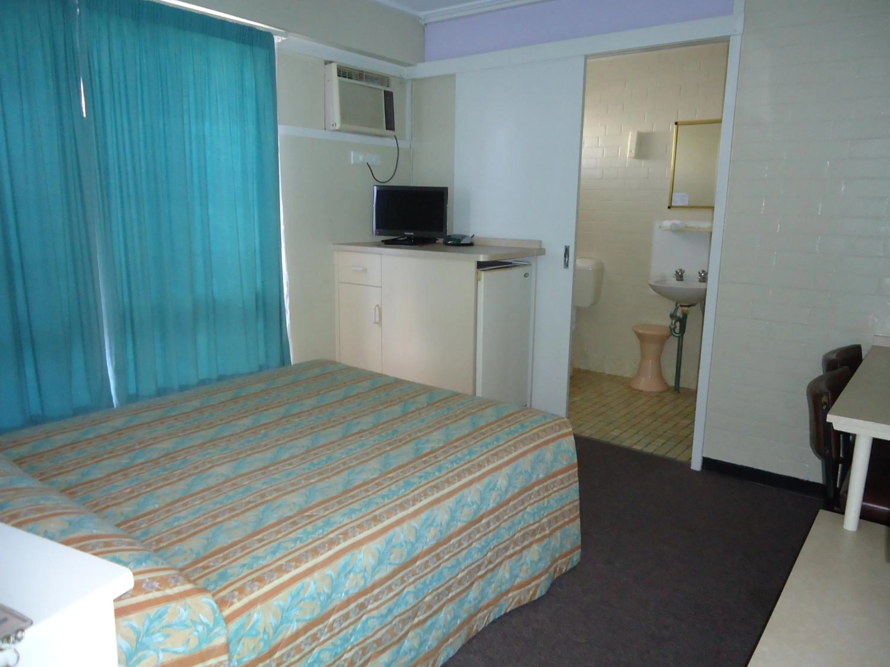 Bed in Moondarra Motel