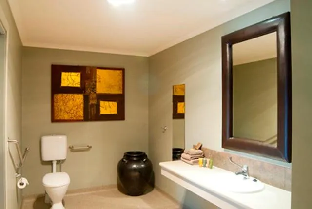 Bathroom in Bairnsdale Motel