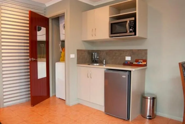 Kitchen or kitchenette in Bairnsdale Motel