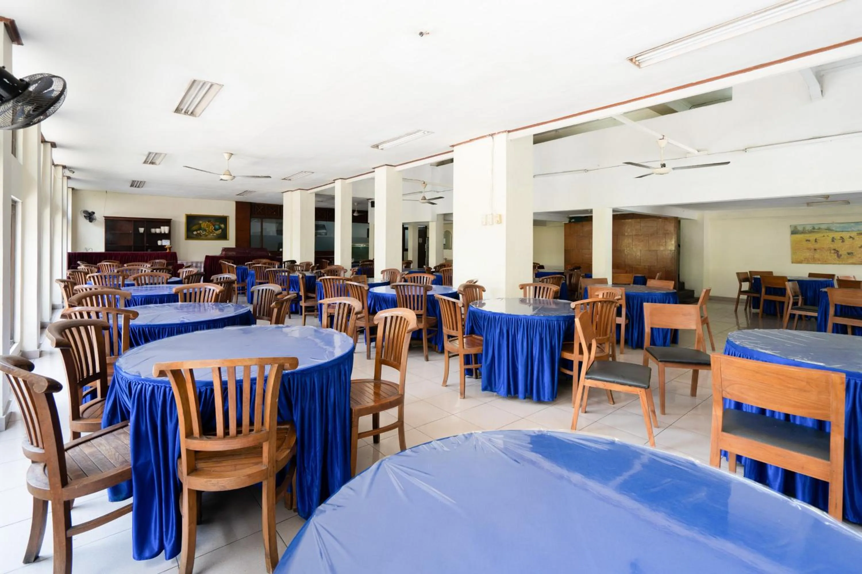 Seating area in RedDoorz Plus at Mahajaya Hotel Denpasar